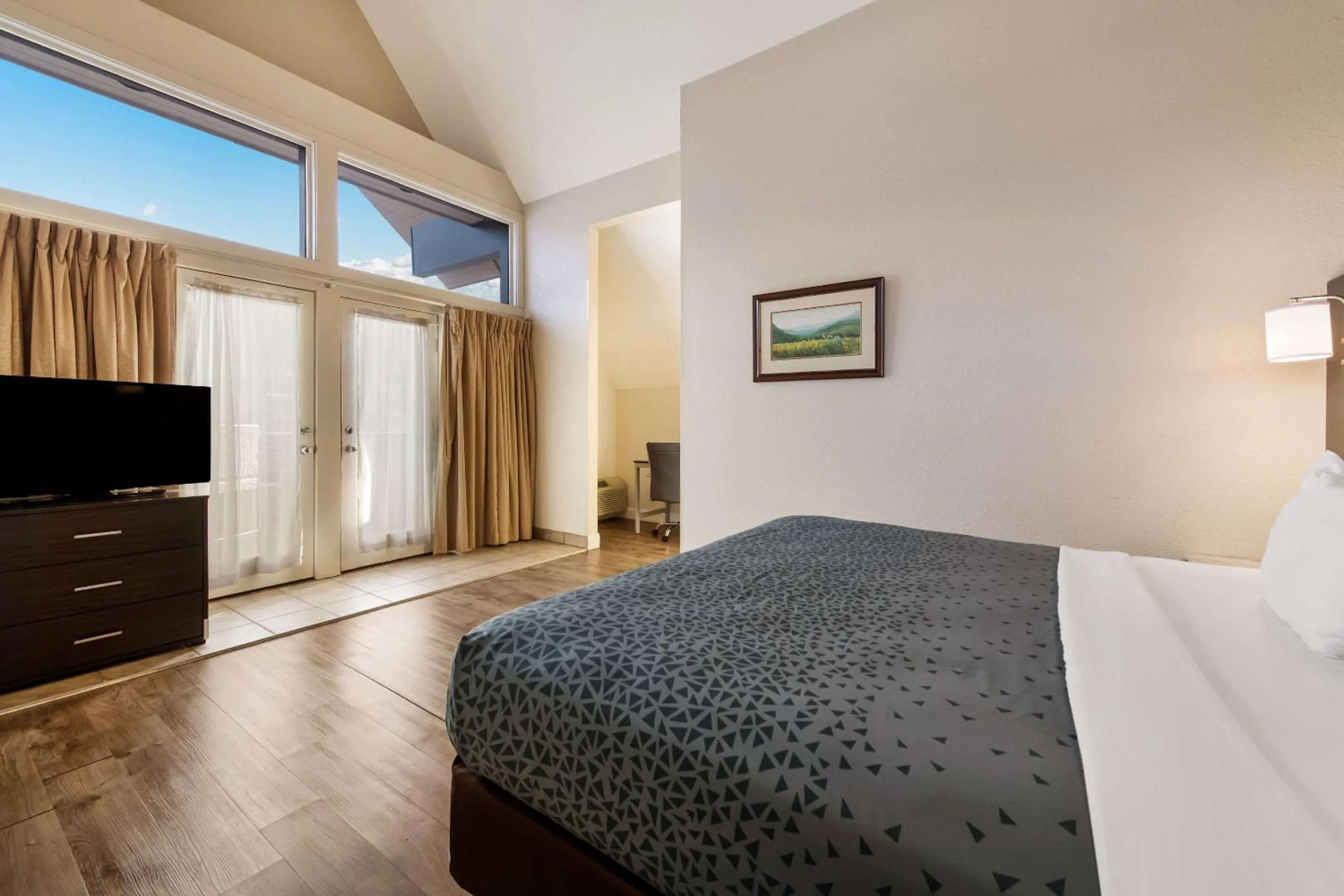 Bedroom, Bed in Econo Lodge Inn & Suites on the River