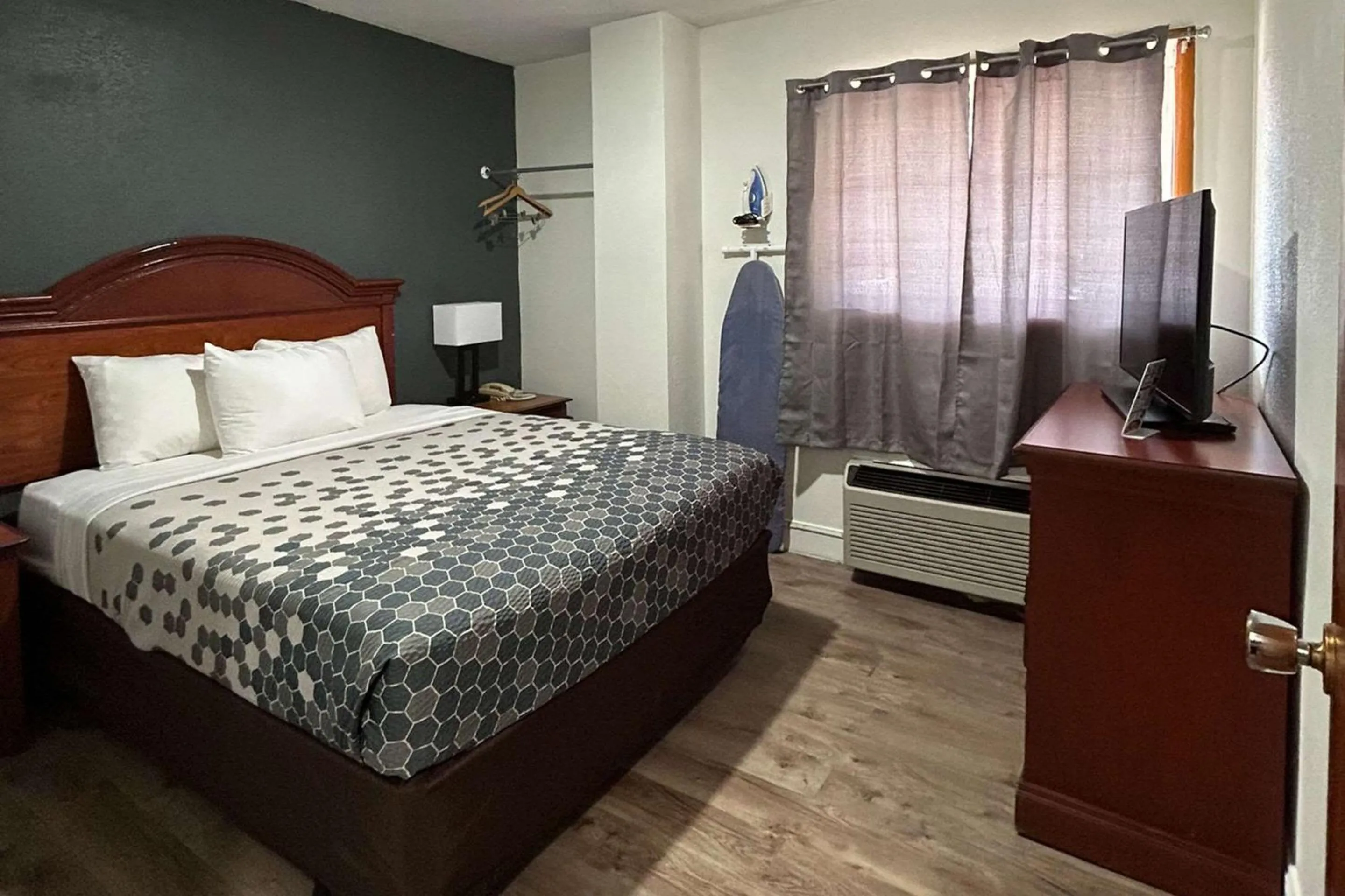 Bedroom, Bed in Econo Lodge Inn & Suites on the River