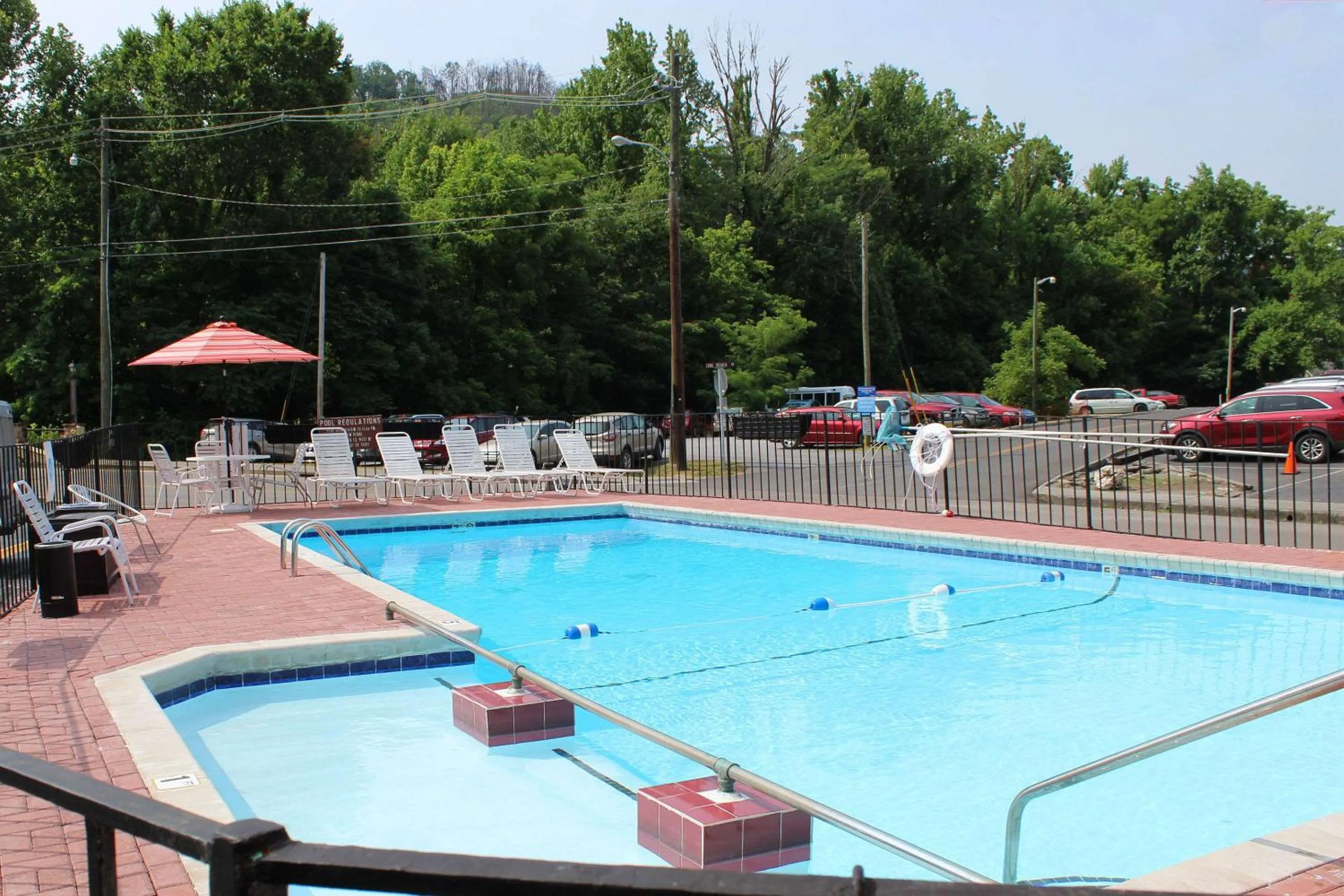 Swimming pool in Econo Lodge Inn & Suites on the River