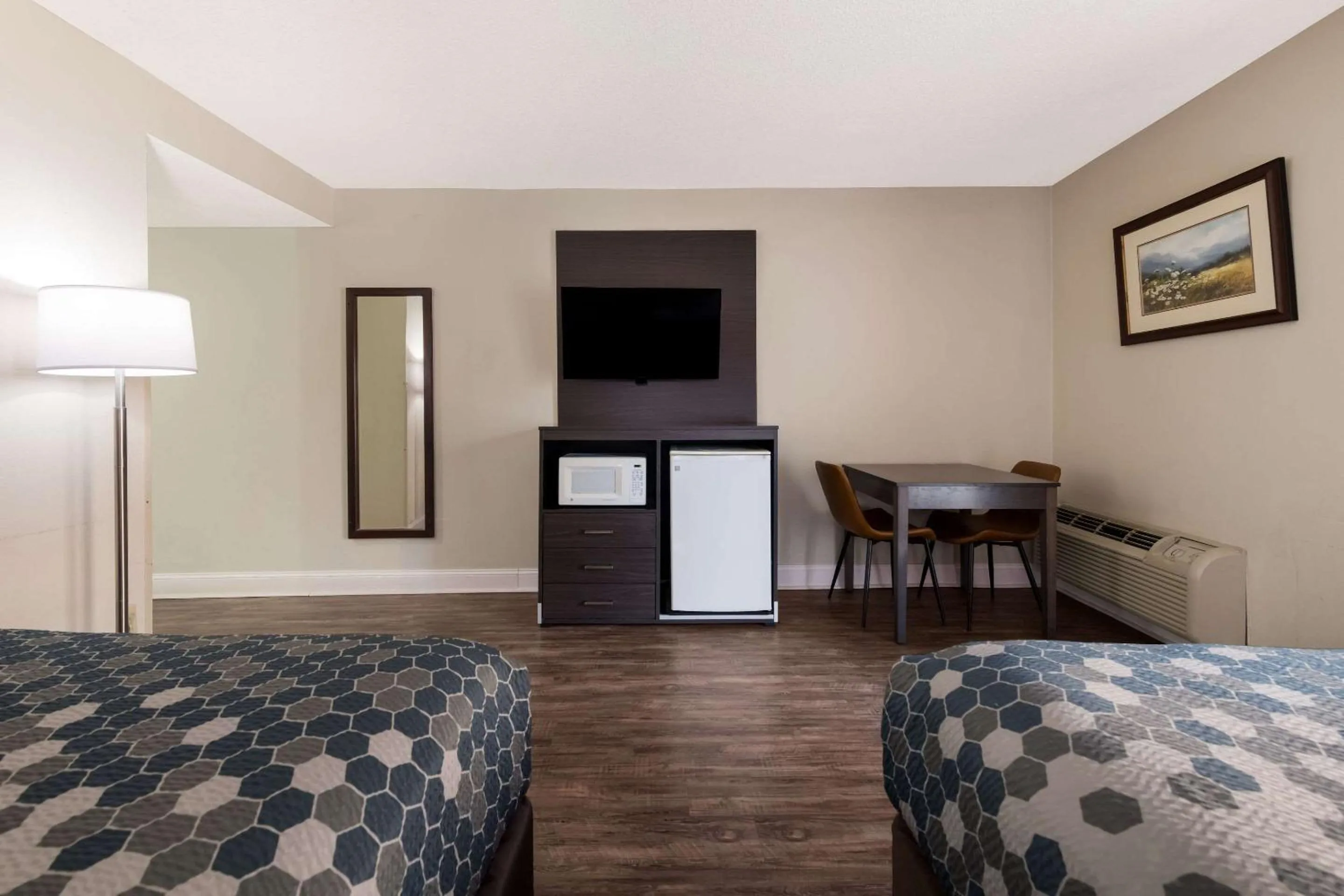 Bedroom, Bed in Econo Lodge Inn & Suites on the River