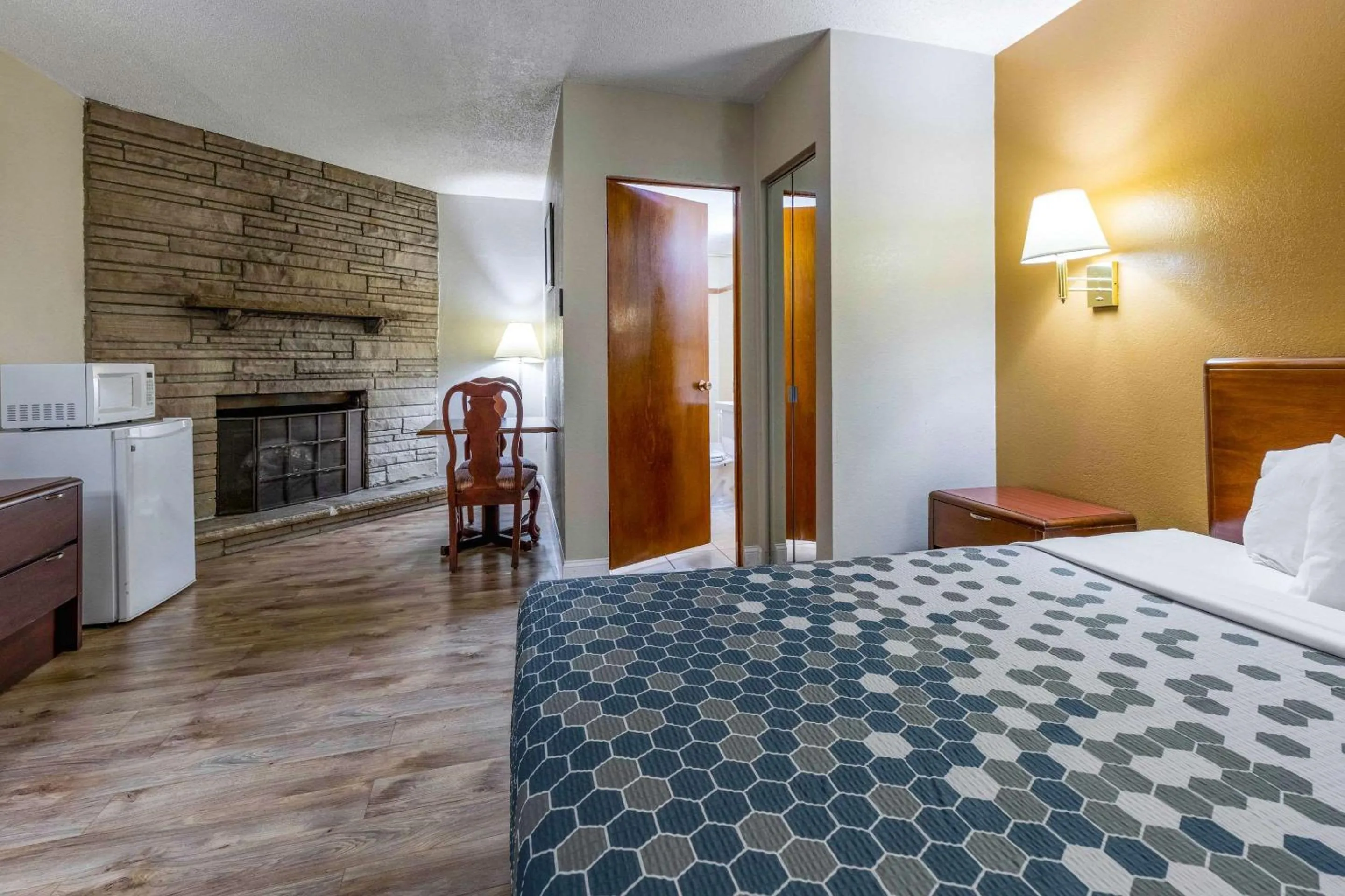 Bedroom, Bed in Econo Lodge Inn & Suites on the River