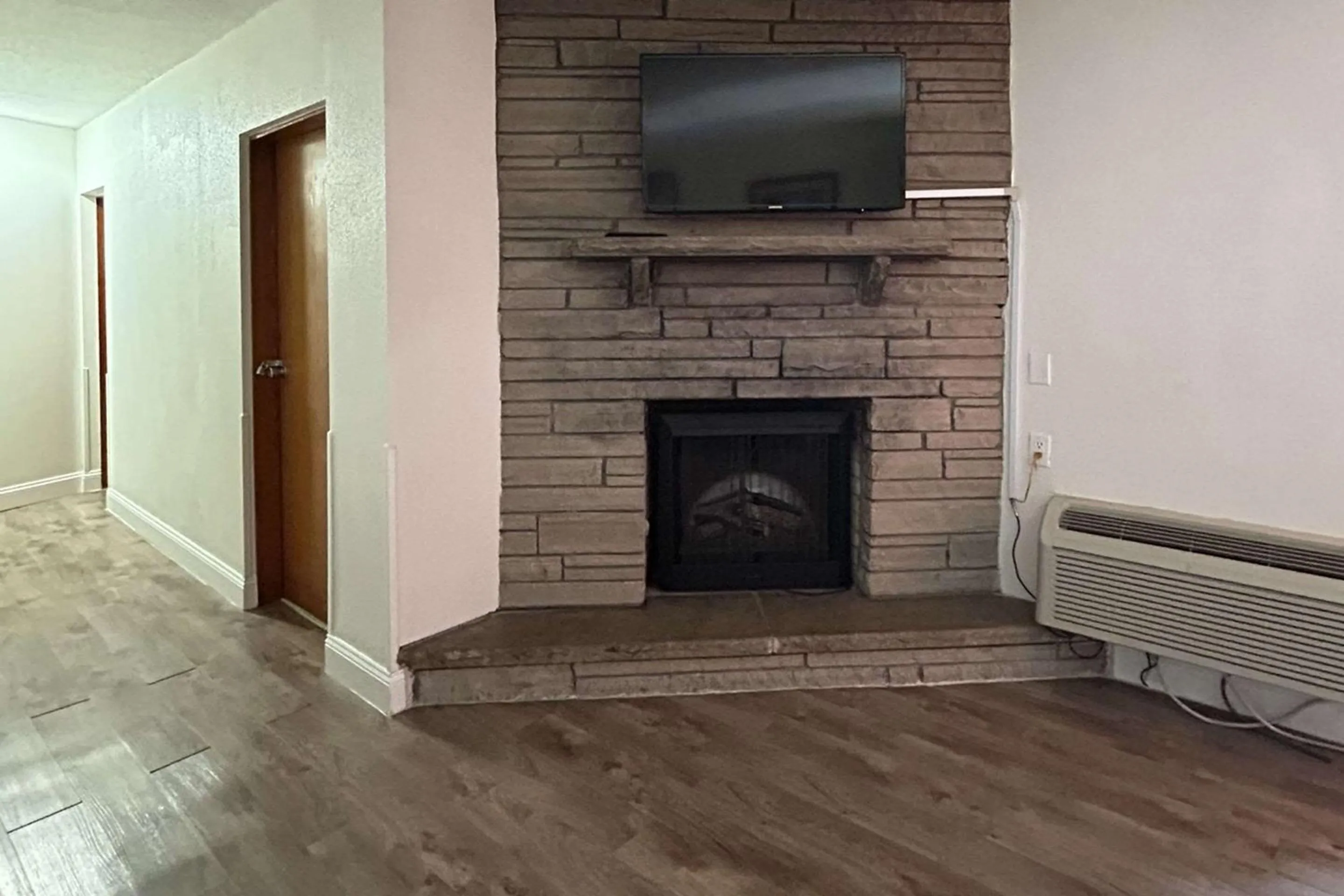 Bedroom in Econo Lodge Inn & Suites on the River