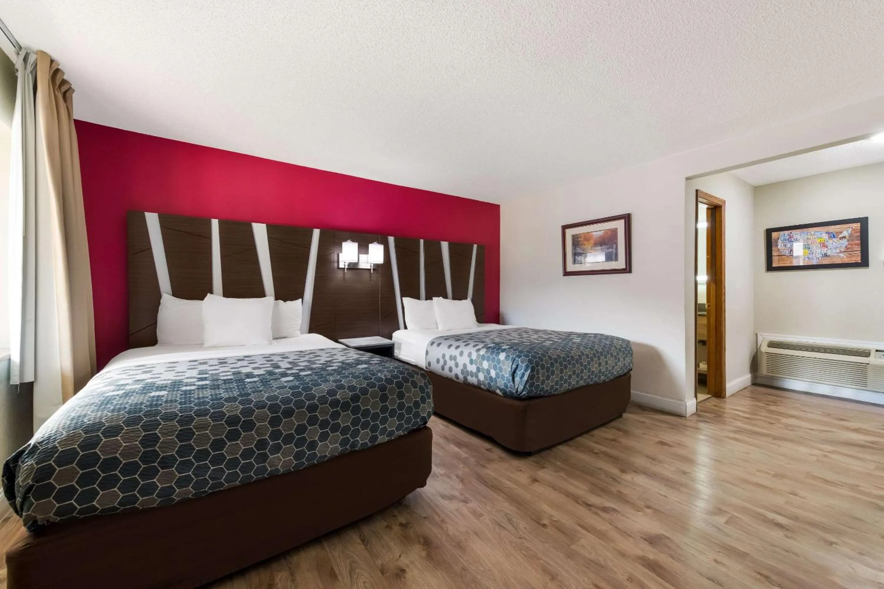 Bedroom, Bed in Econo Lodge Inn & Suites on the River