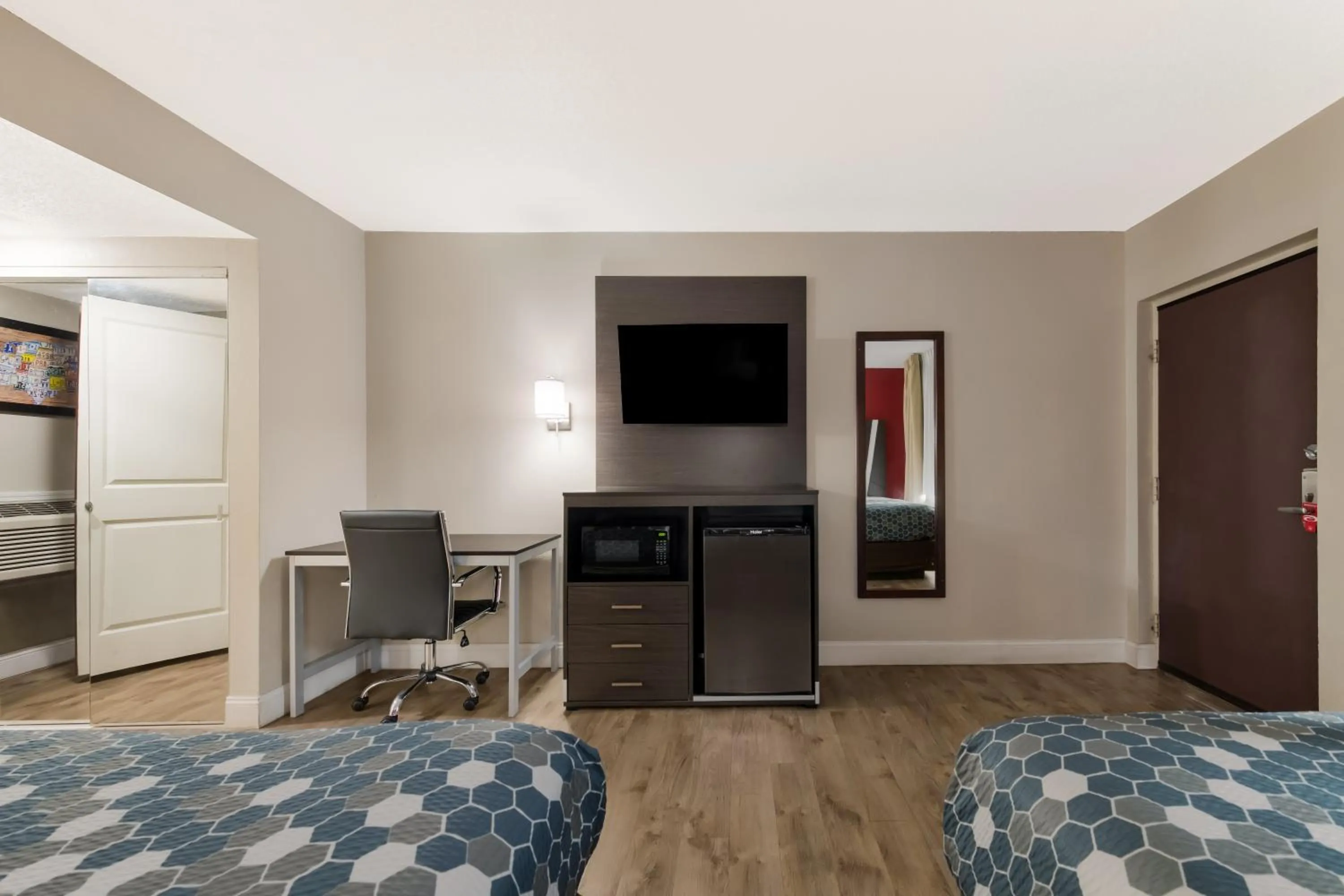 TV and multimedia, Bed in Econo Lodge Inn & Suites on the River