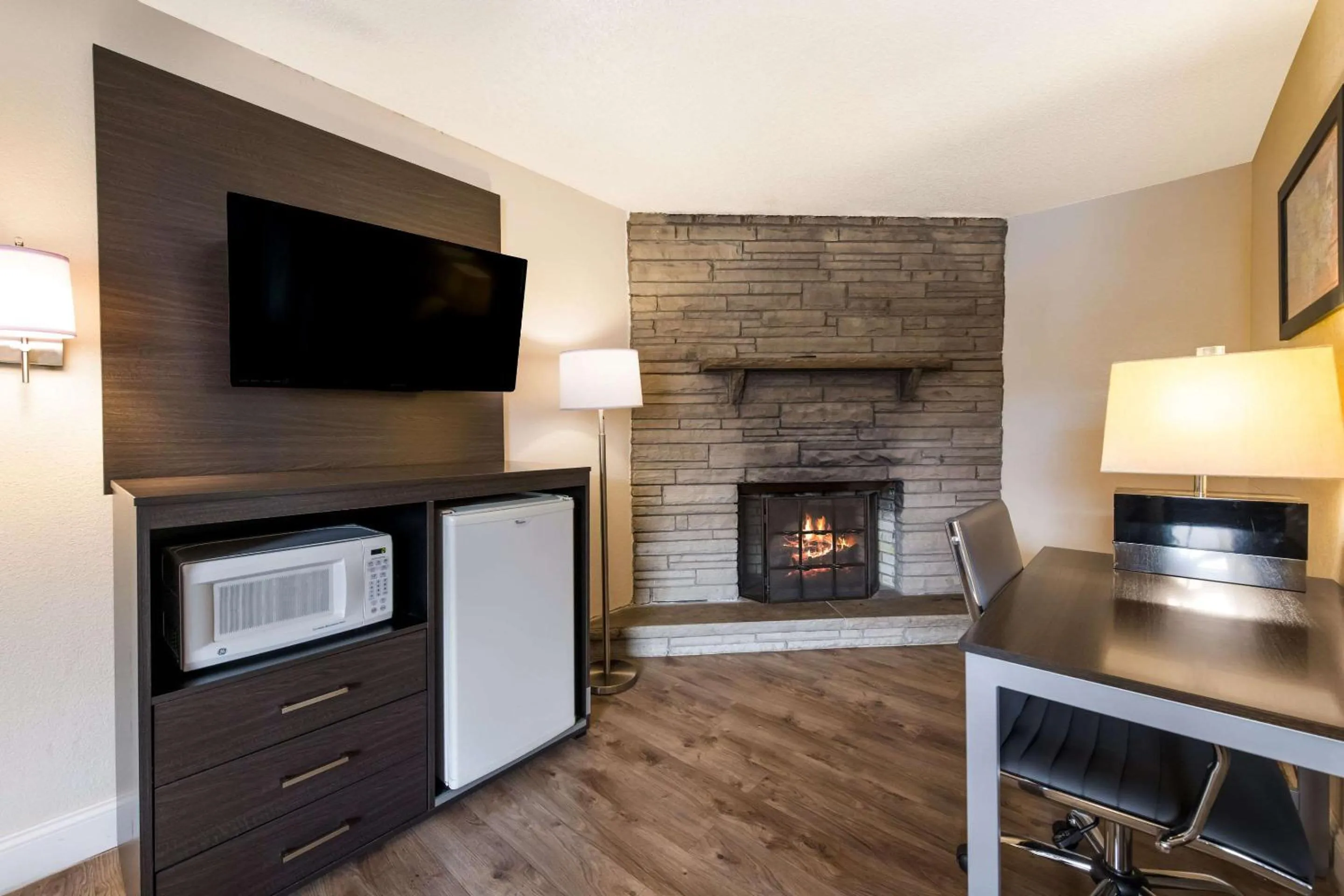 Bedroom in Econo Lodge Inn & Suites on the River