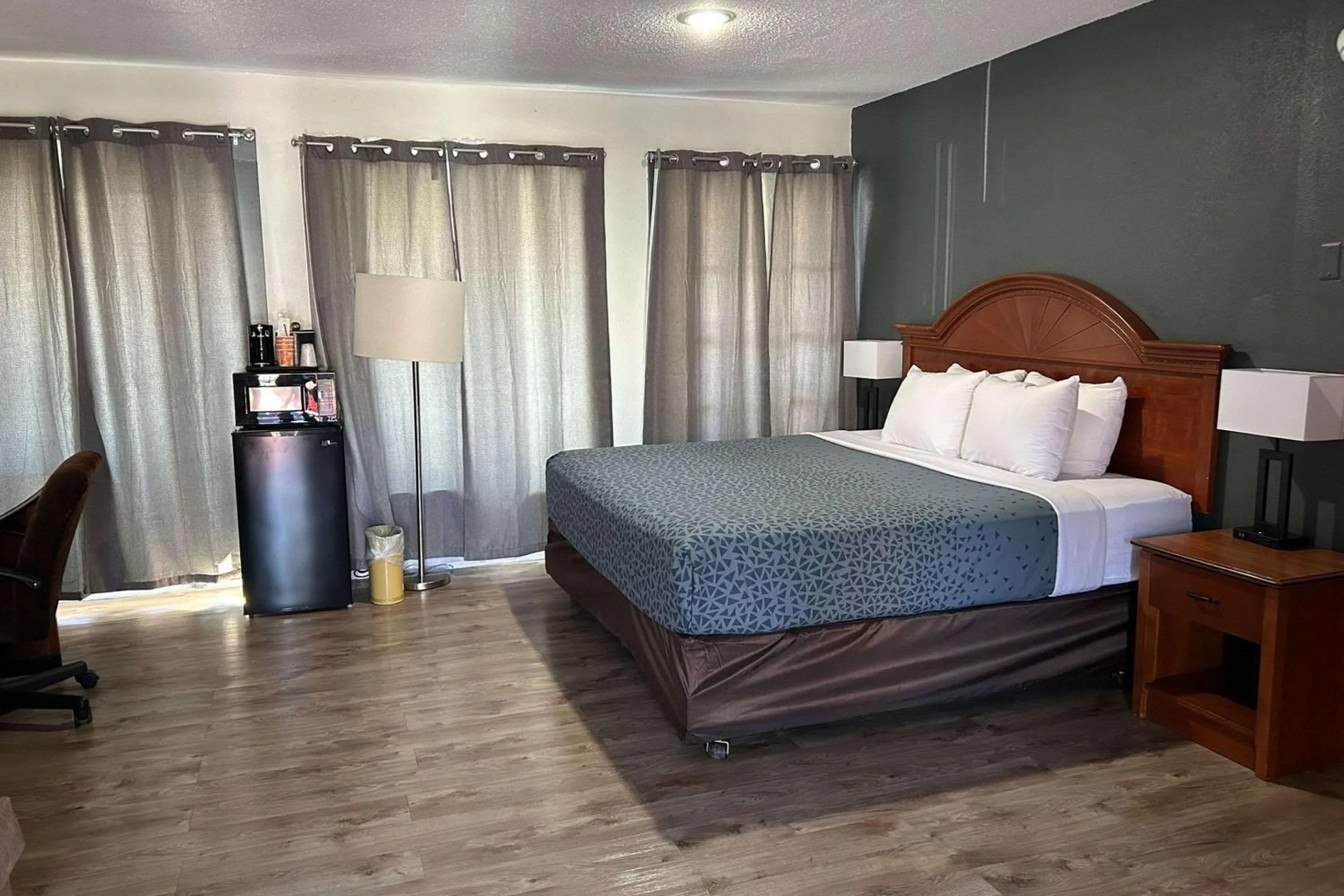 Bedroom, Bed in Econo Lodge Inn & Suites on the River