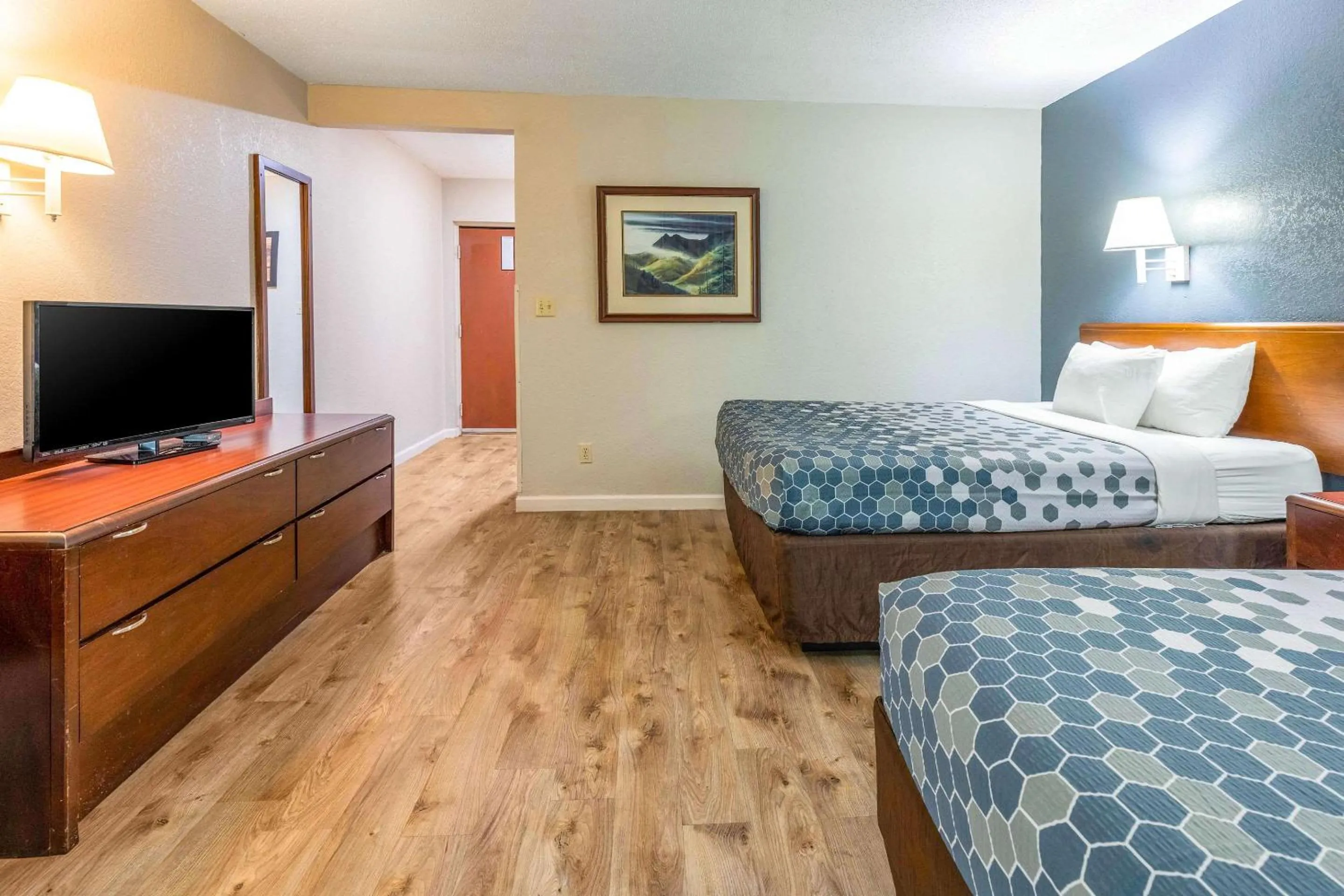 Bedroom, Bed in Econo Lodge Inn & Suites on the River