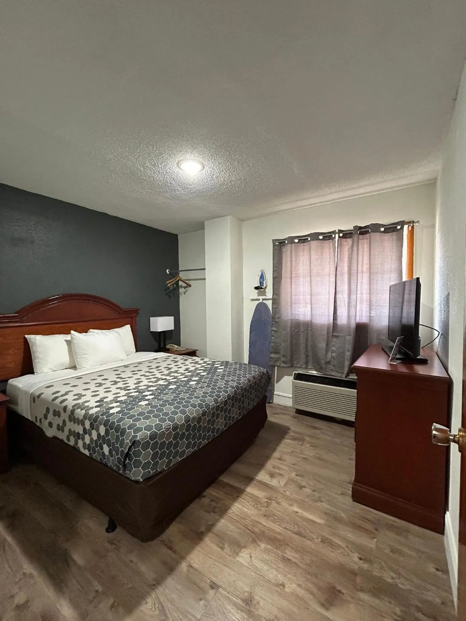 Bedroom, Bed in Econo Lodge Inn & Suites on the River