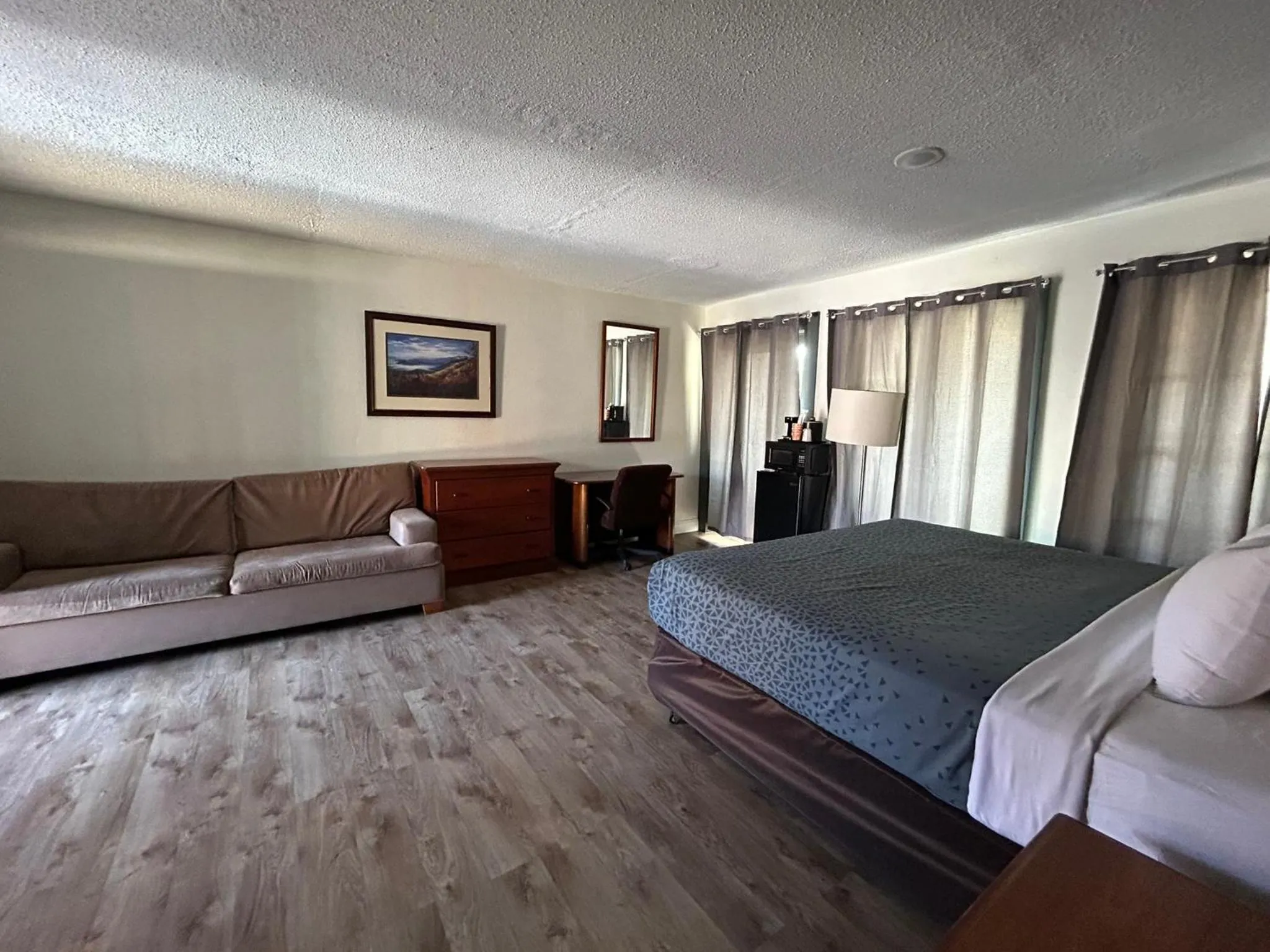 Seating area, Bed in Econo Lodge Inn & Suites on the River