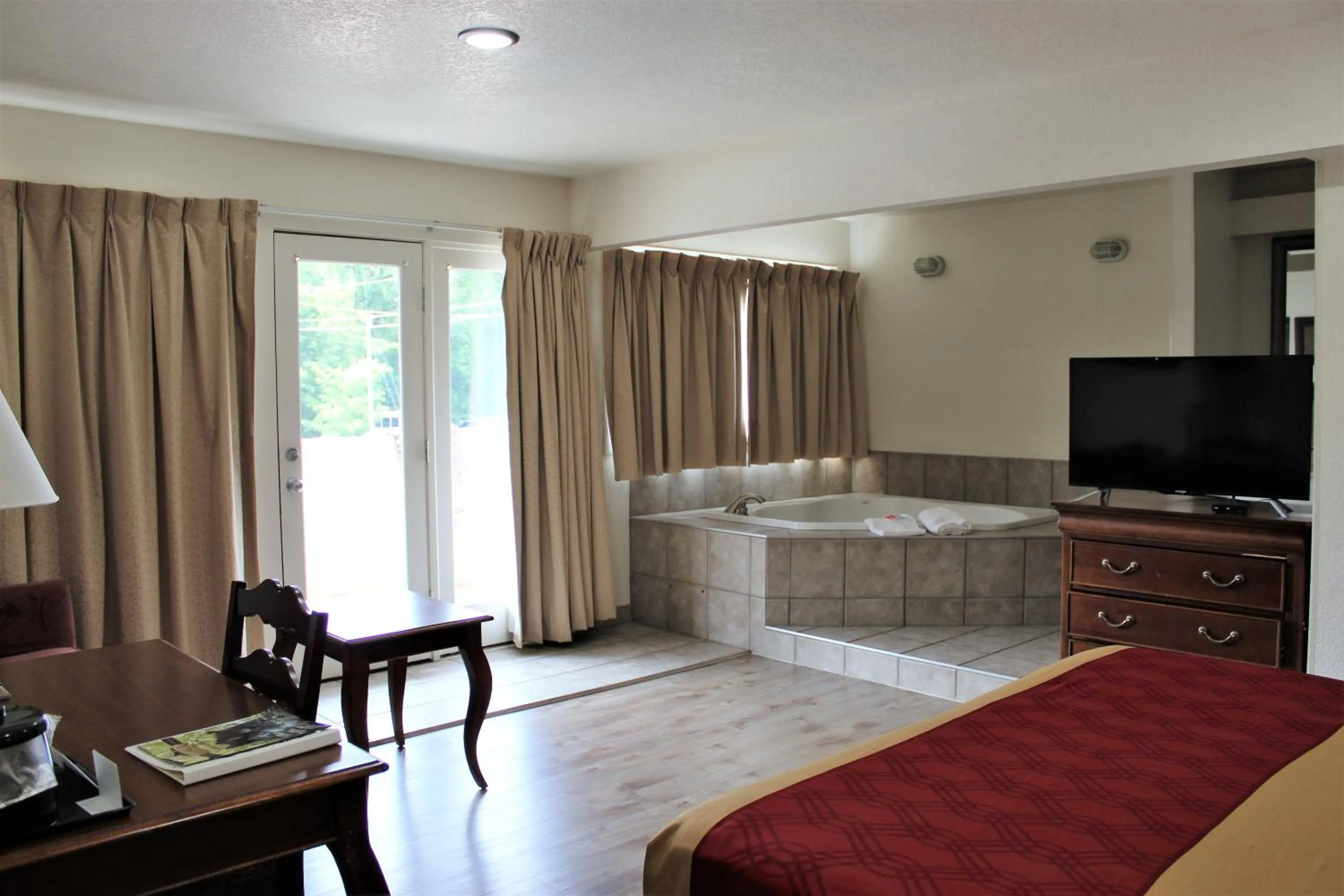 Mountain view, Bed in Econo Lodge Inn & Suites on the River