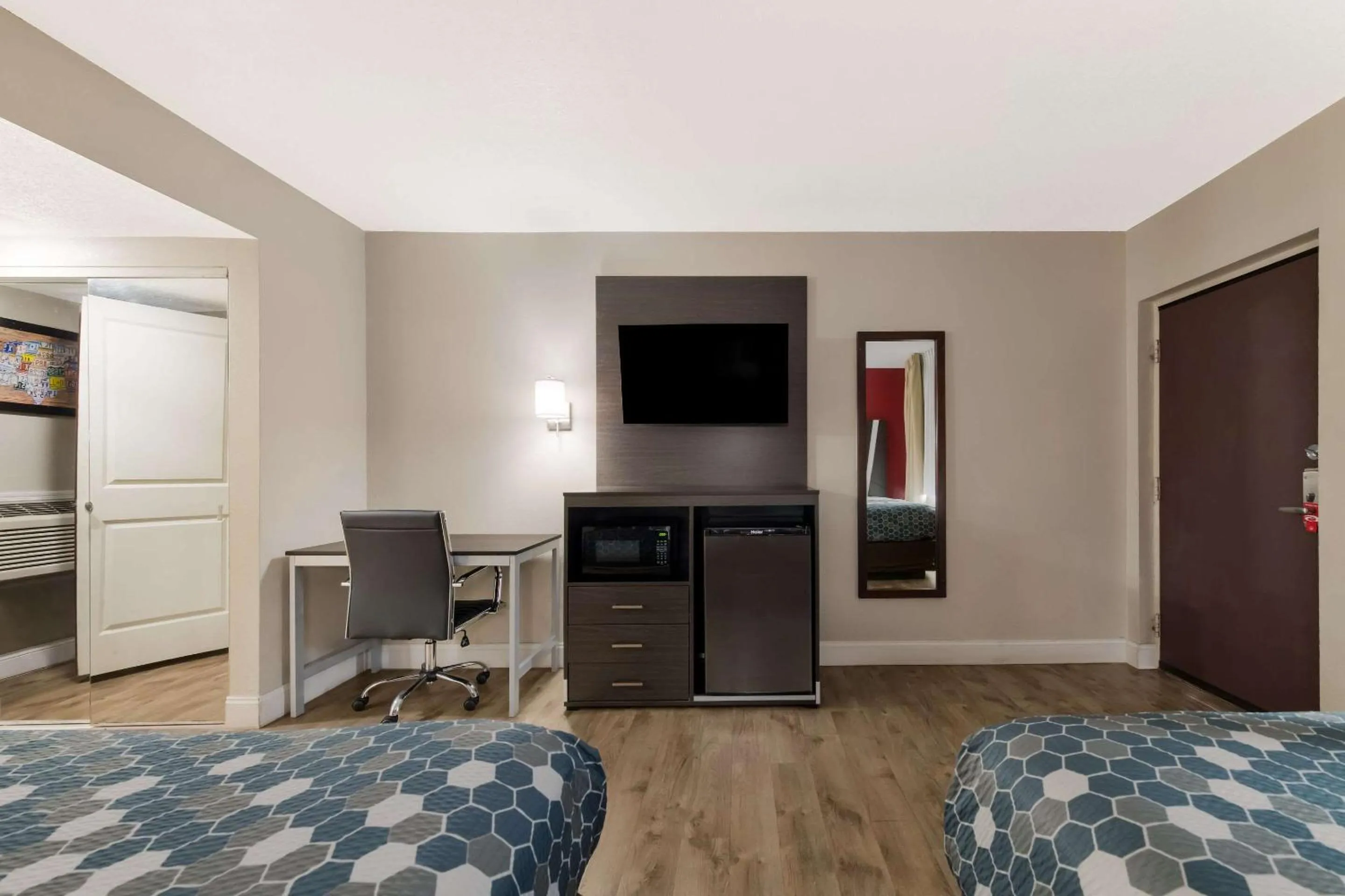 Bedroom, Bed in Econo Lodge Inn & Suites on the River