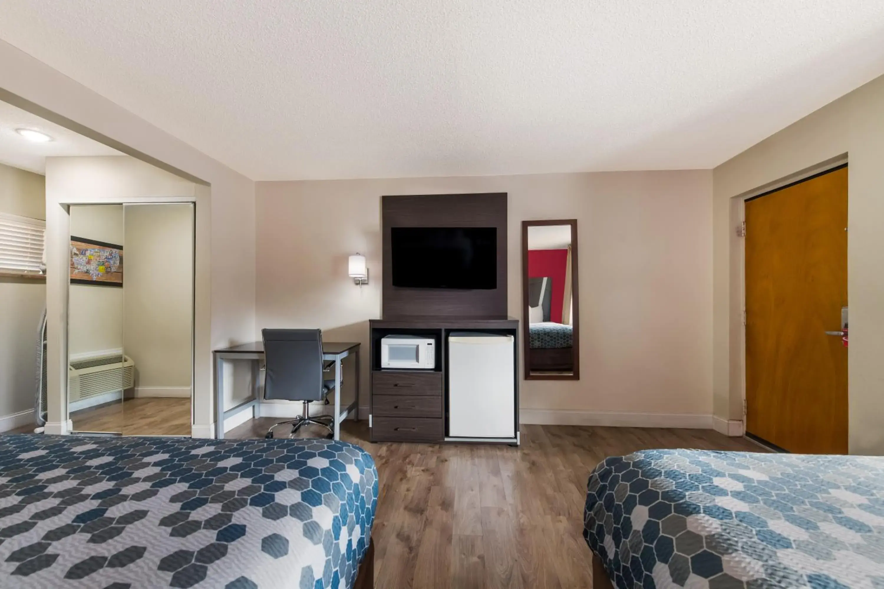 Queen Room with Two Queen Beds - Non-Smoking in Econo Lodge Inn & Suites on the River Queen Room with Two Queen Beds - Non-Smoking in Econo Lodge Inn & Suites on the River