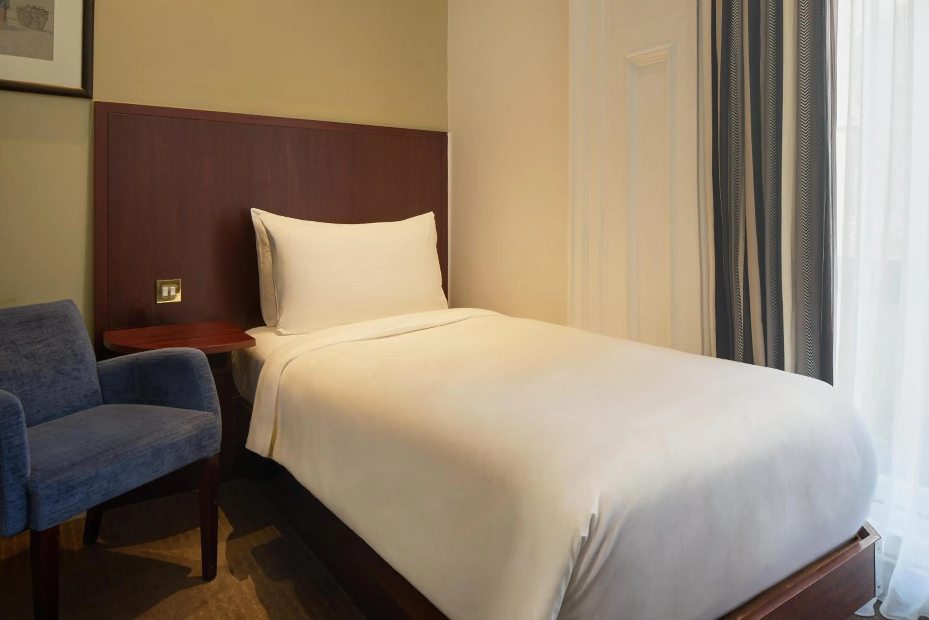 Bedroom, Bed in Radisson Blu Hotel, London South Kensington