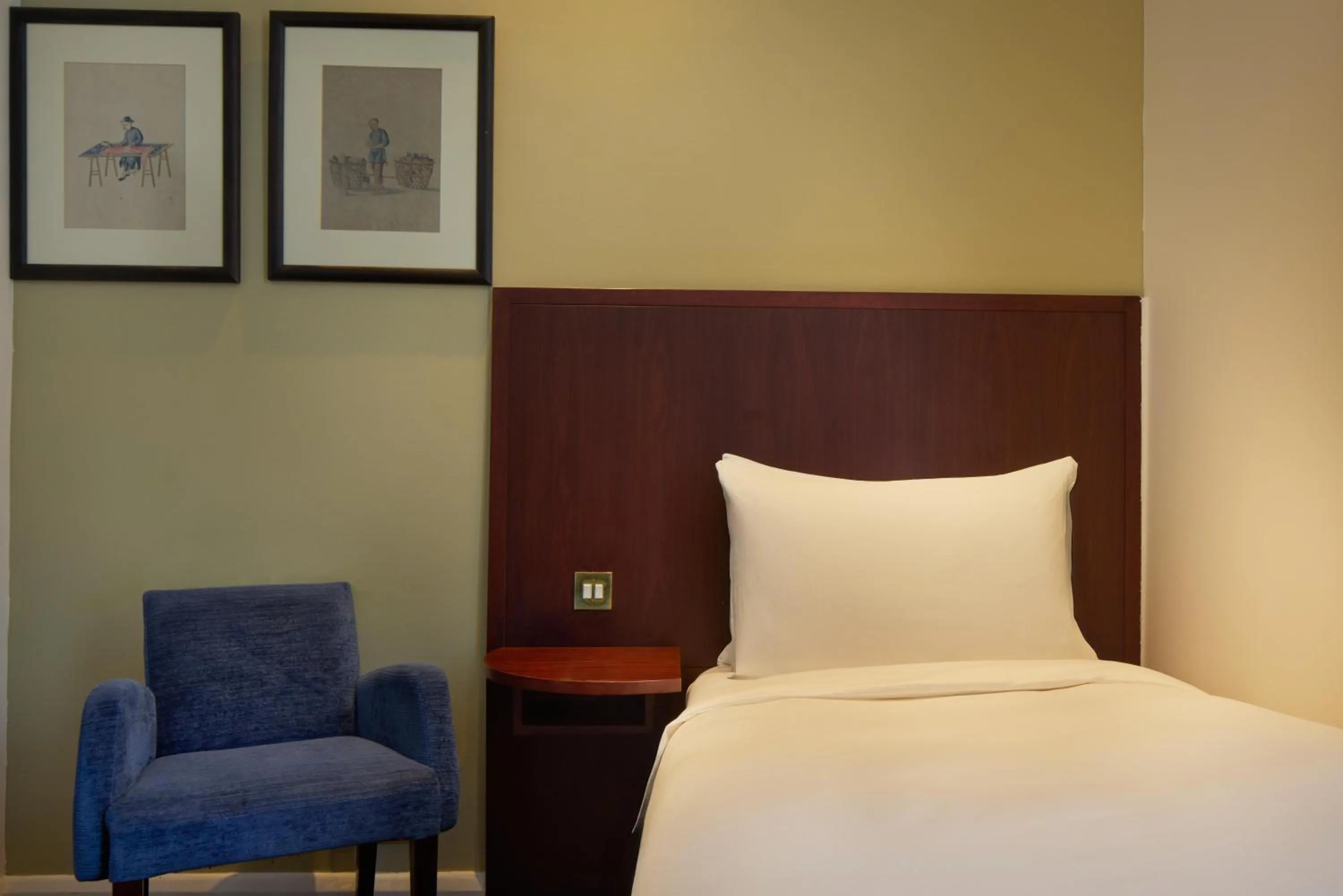 Bedroom, Bed in Radisson Blu Hotel, London South Kensington