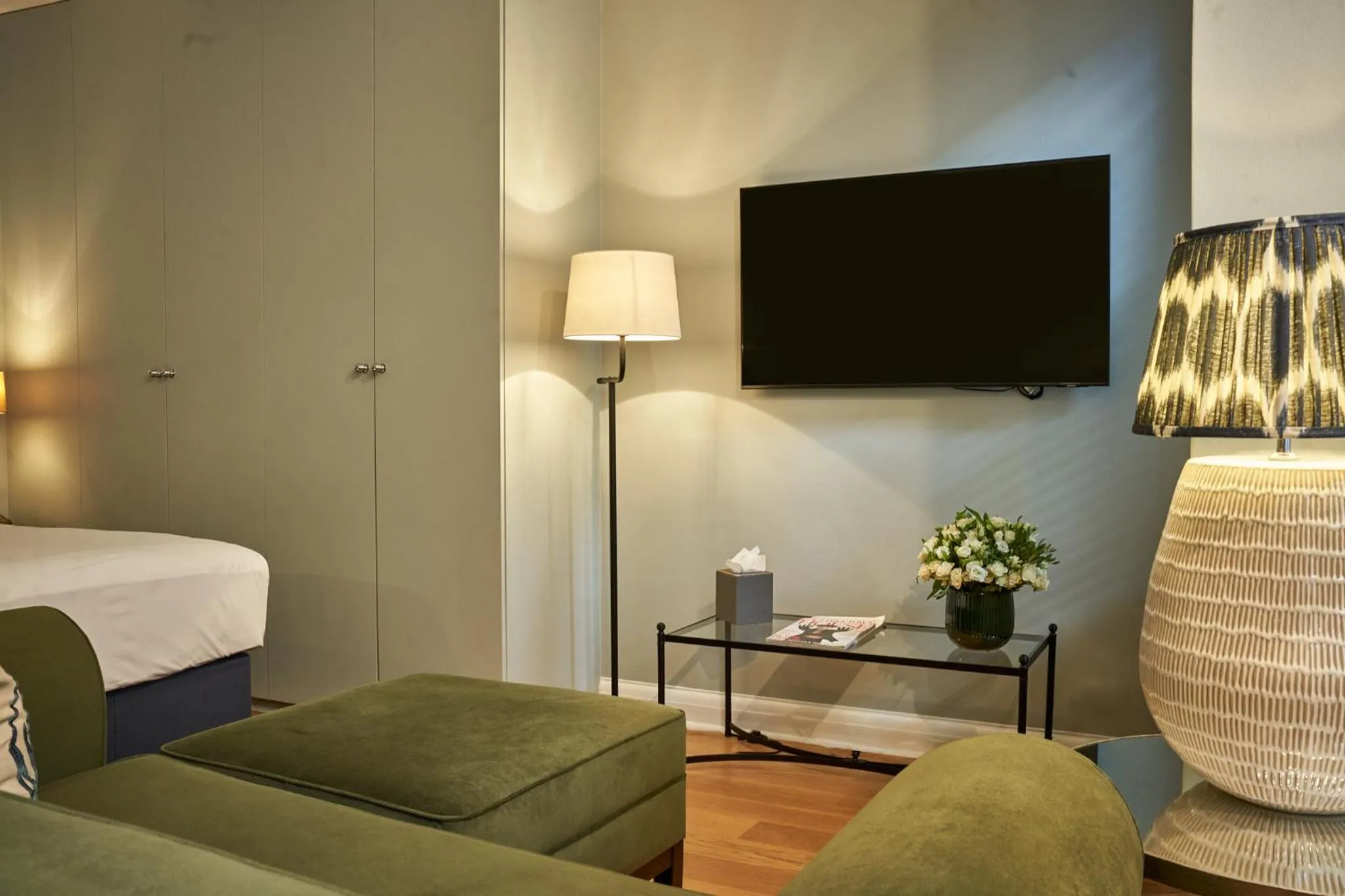 Communal lounge/ TV room, Bed in The Capital Hotel, Apartments & Townhouse - Small Luxury Hotels of The World