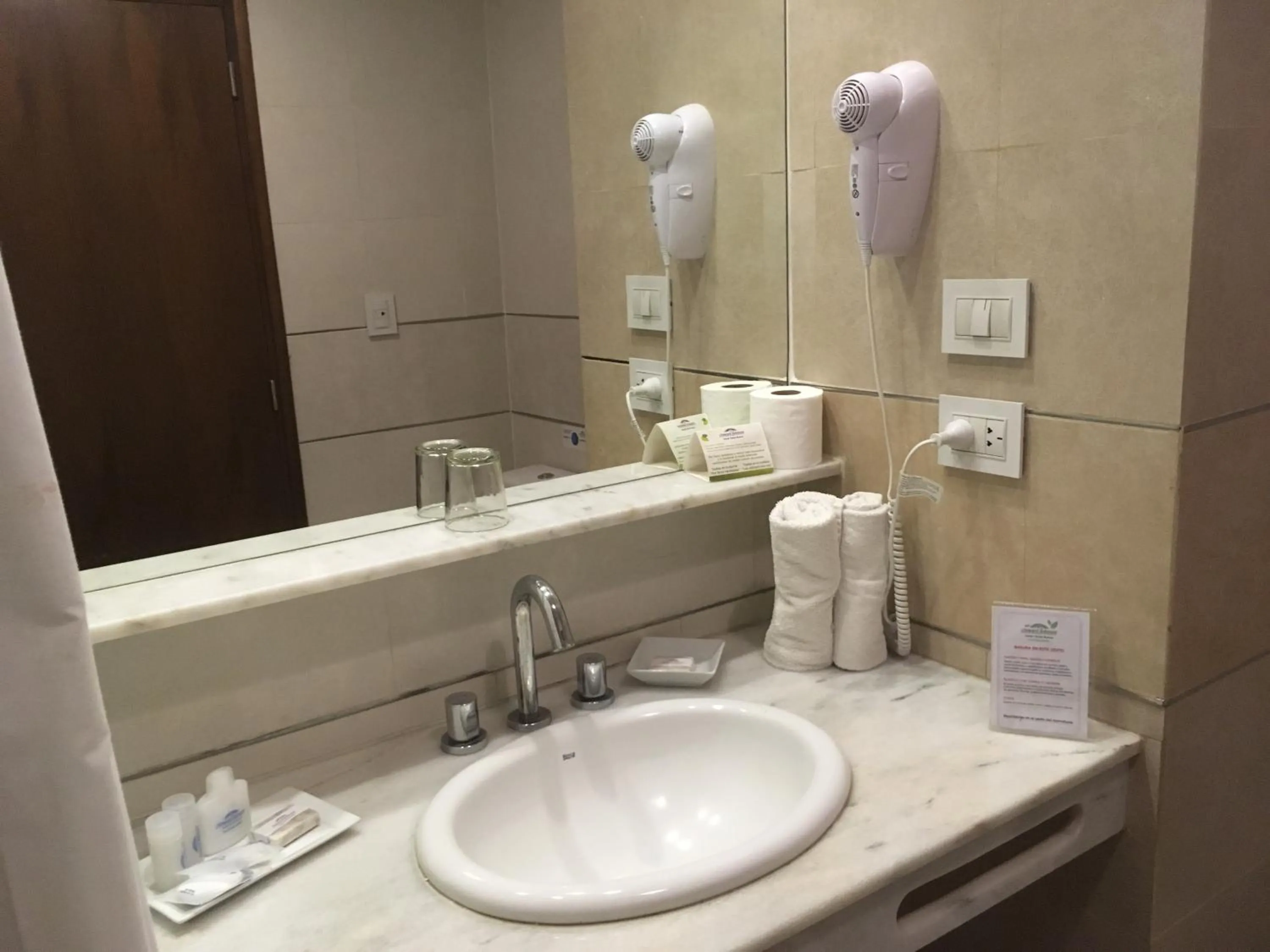 Bathroom in Howard Johnson Hotel Yerba Buena