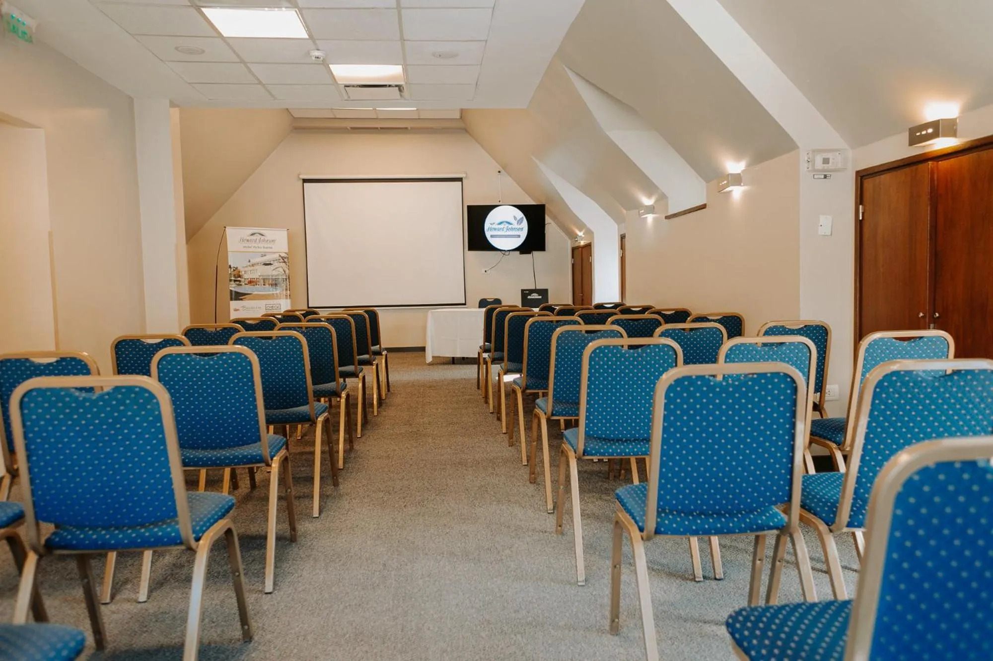 TV and multimedia in Howard Johnson Hotel Yerba Buena