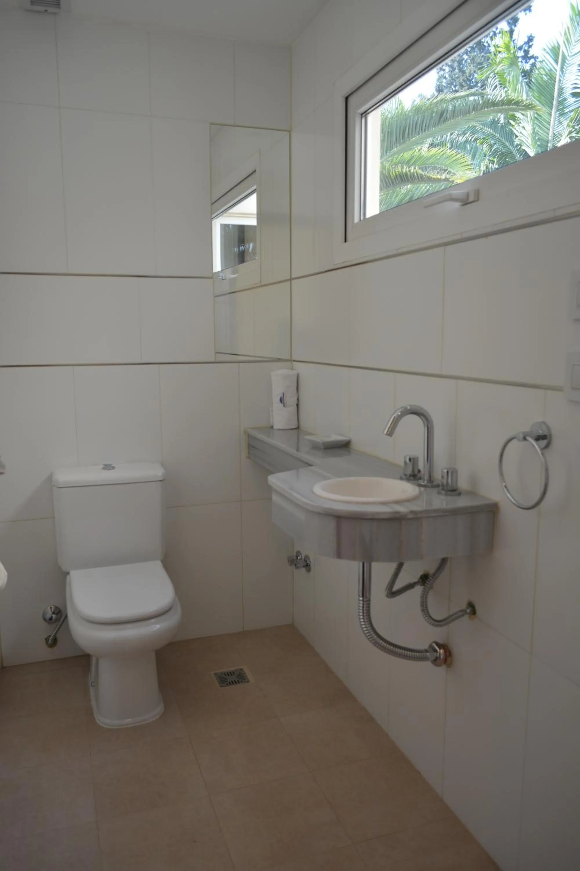 Bathroom in Howard Johnson Hotel Yerba Buena