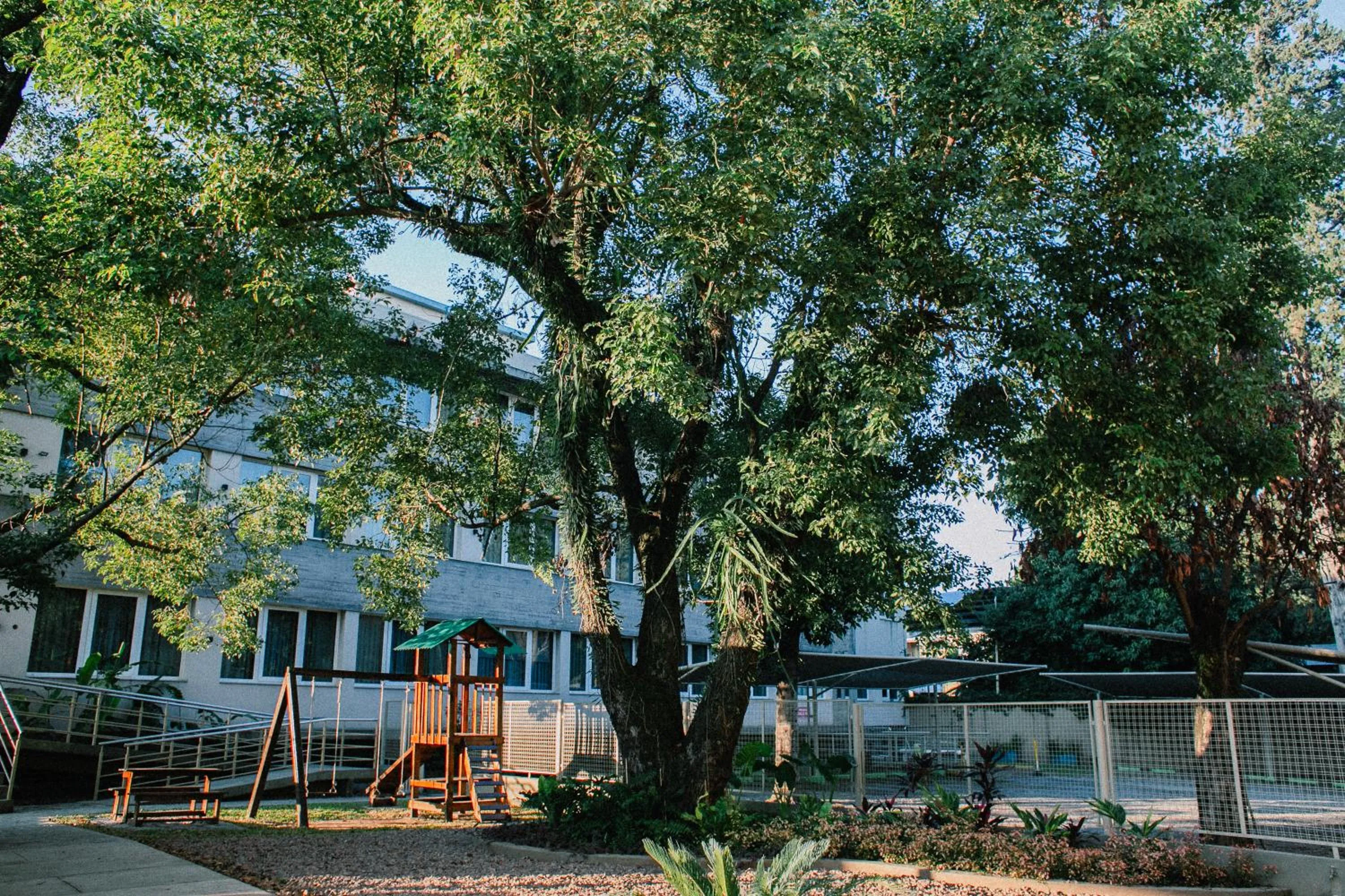 Garden in Howard Johnson Hotel Yerba Buena