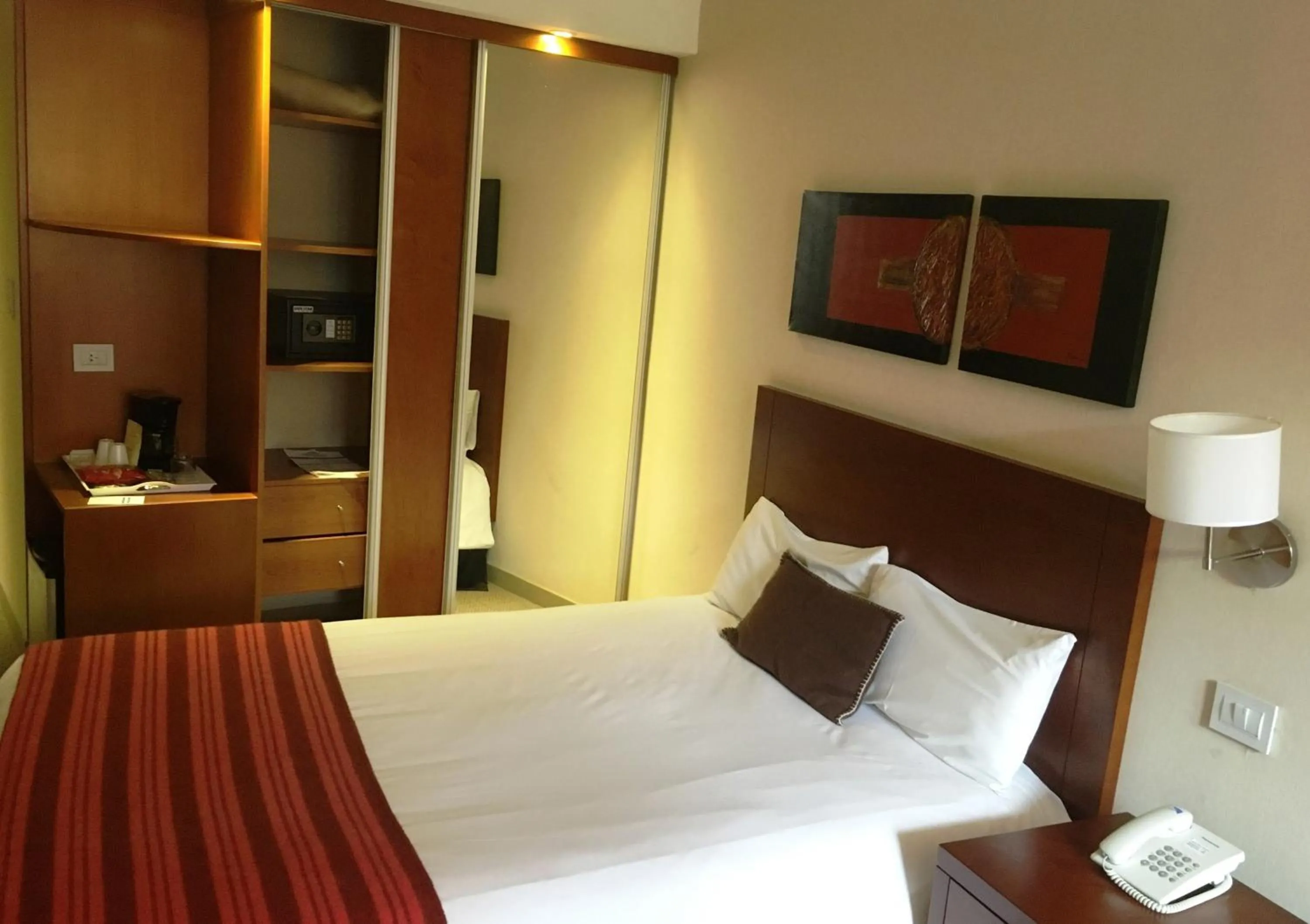 Photo of the whole room, Bed in Howard Johnson Hotel Yerba Buena