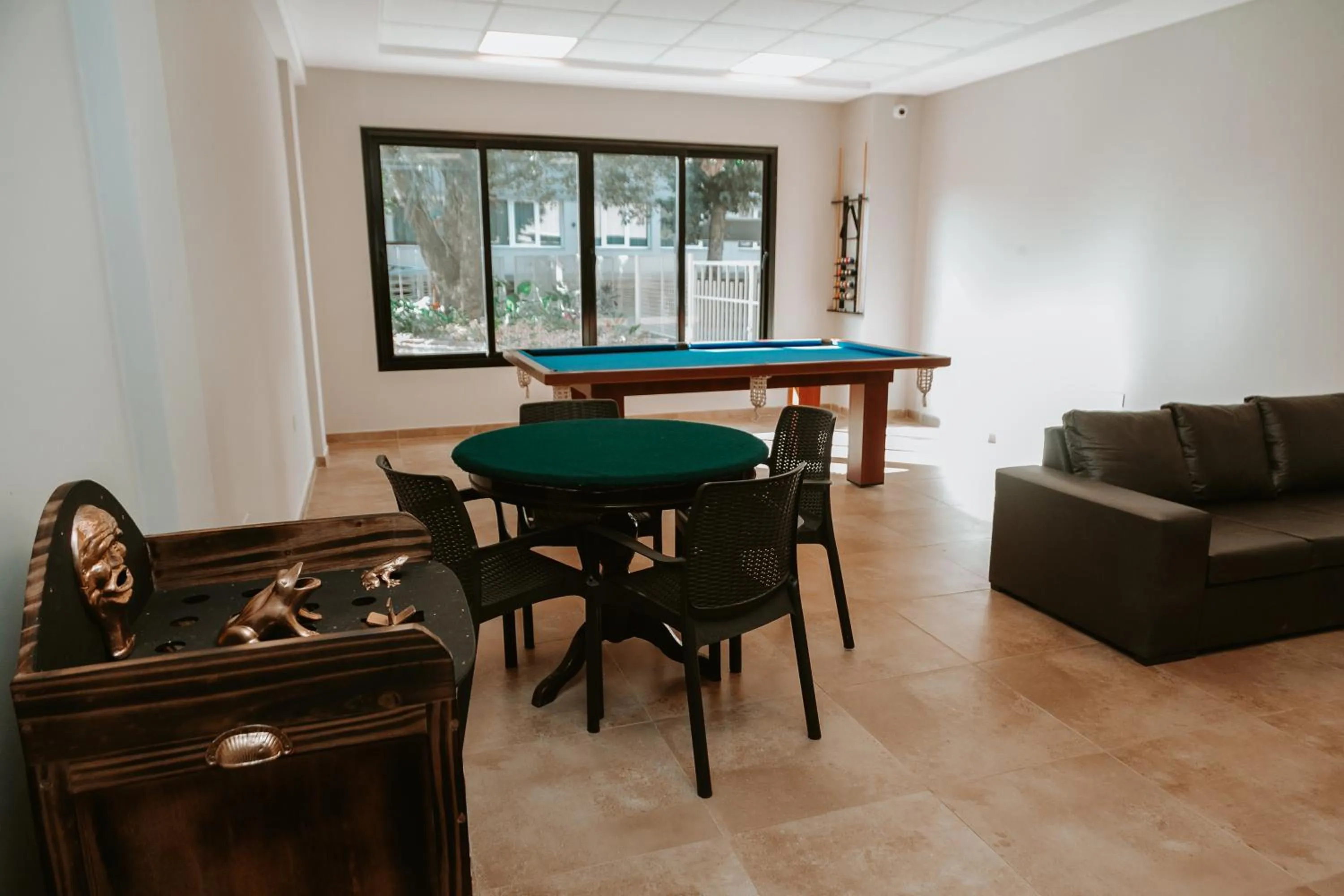 Game Room in Howard Johnson Hotel Yerba Buena