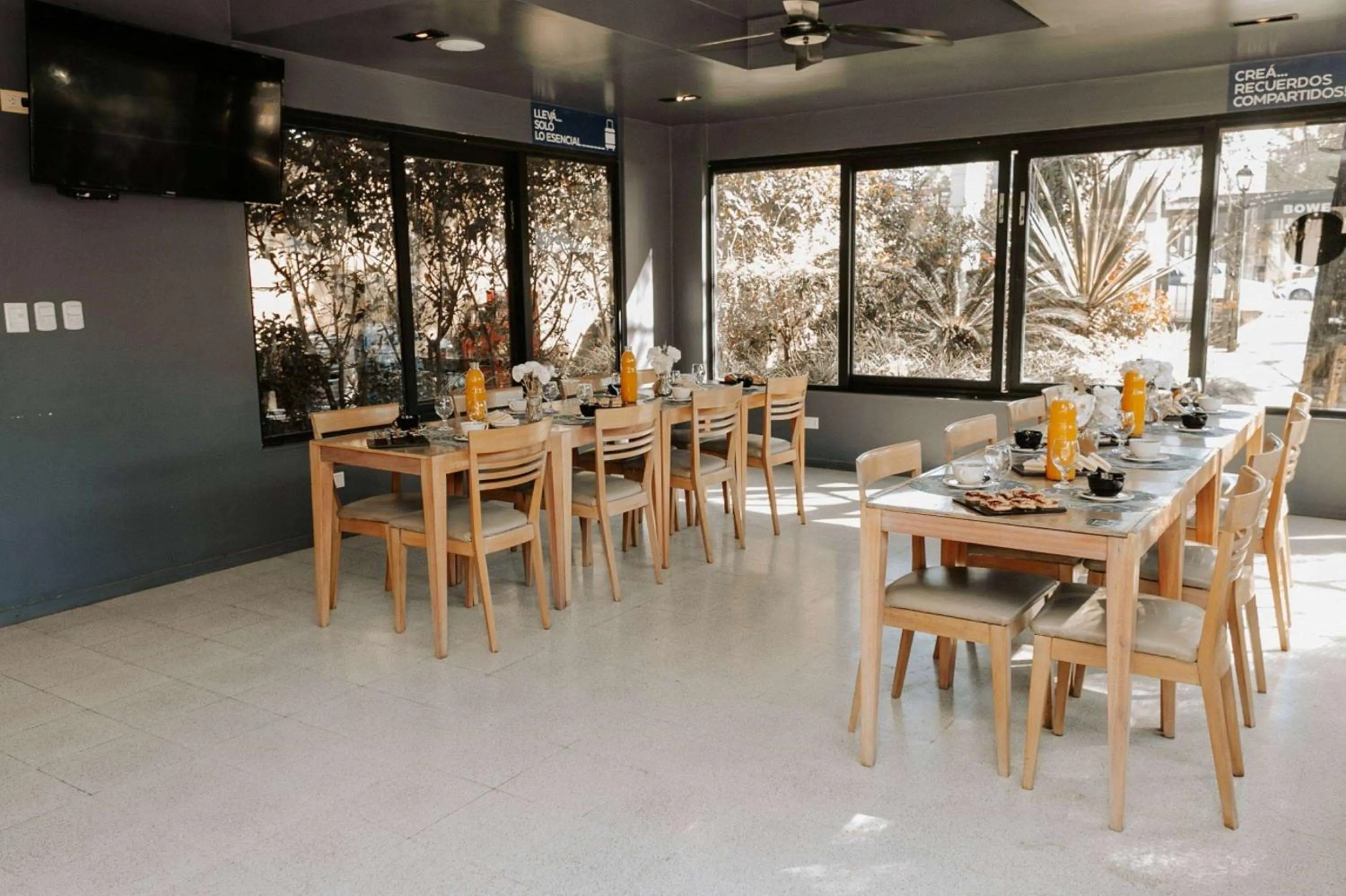 Restaurant/places to eat in Howard Johnson Hotel Yerba Buena