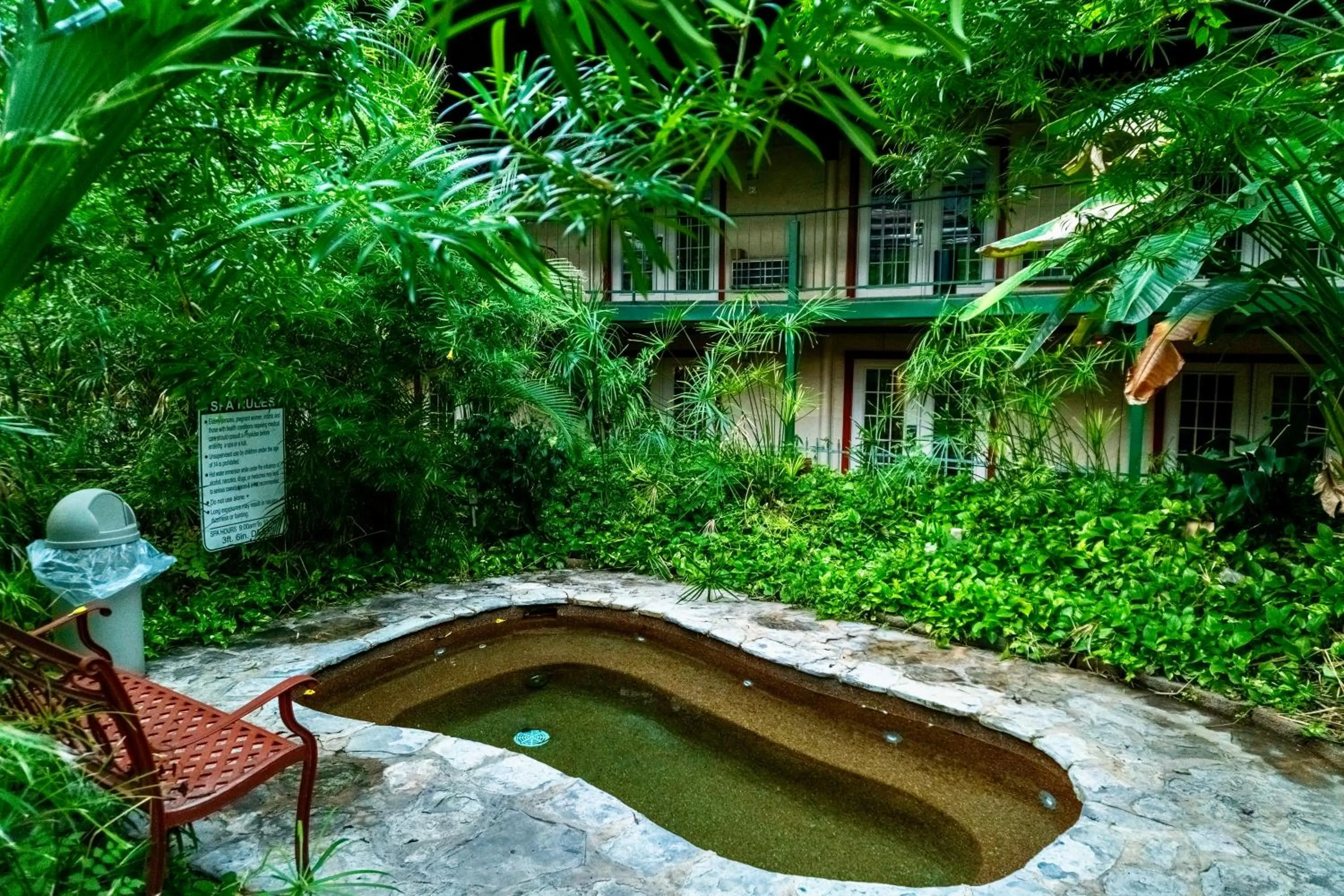 Swimming pool in Family Garden Inn & Suites