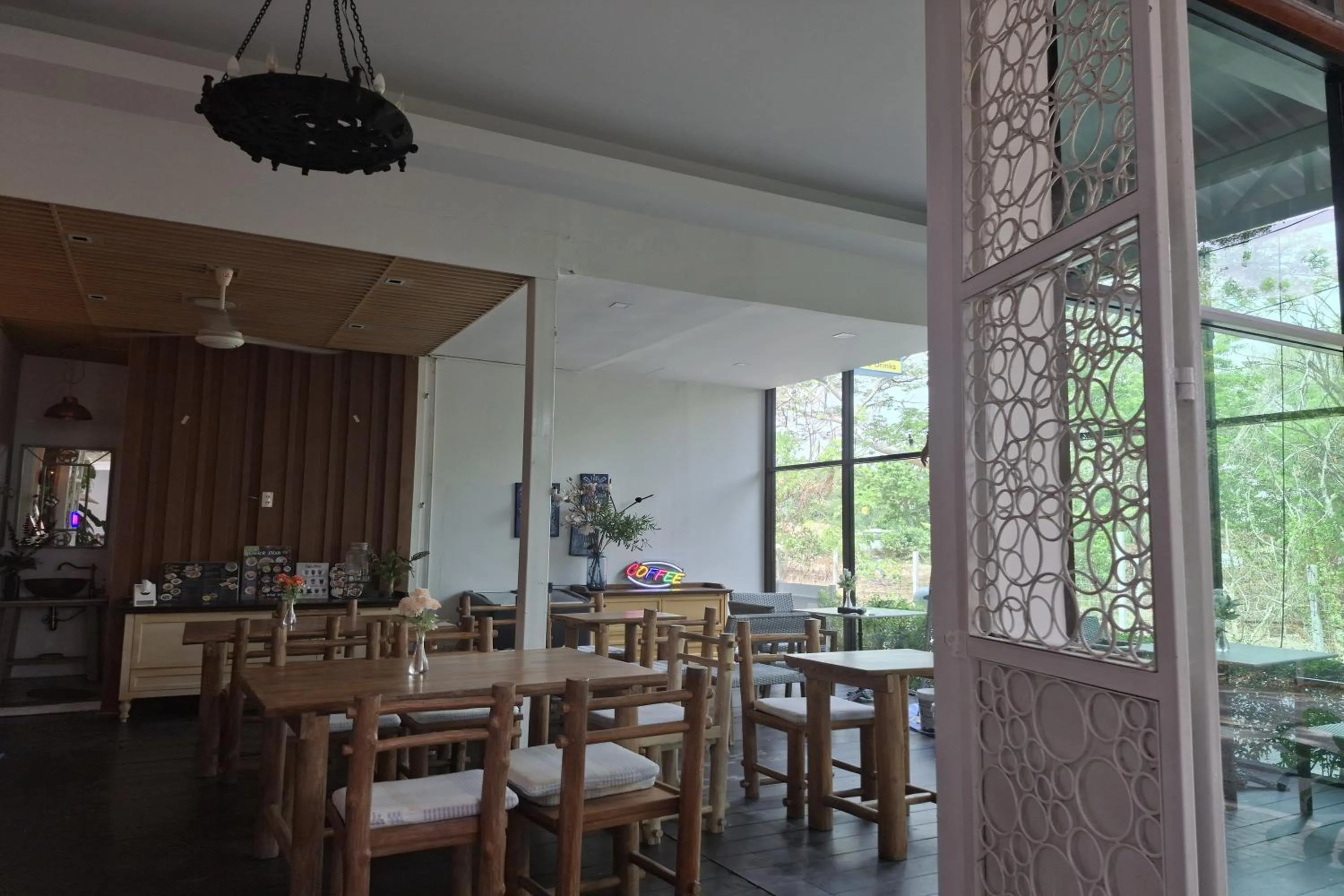 Restaurant/places to eat in Deva Casa Private Pool Villa