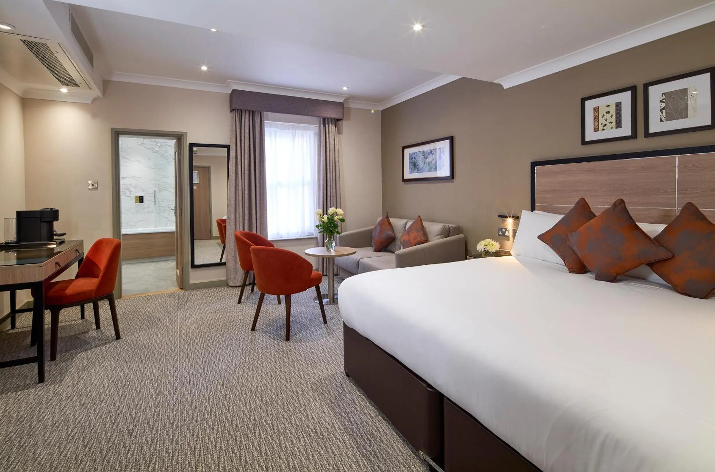 Seating area, Bed in The Rembrandt