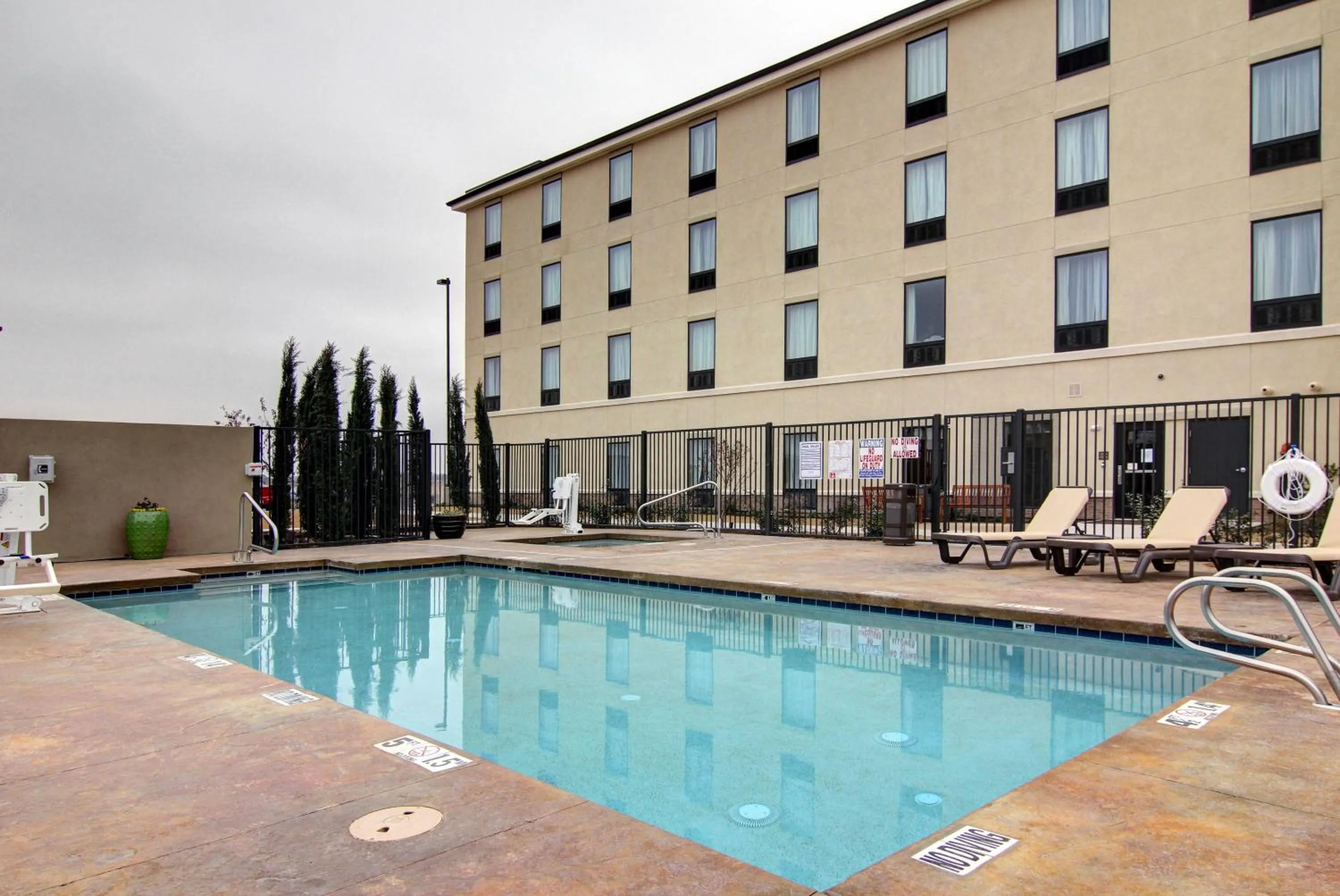 Swimming pool in Comfort Suites Carlsbad