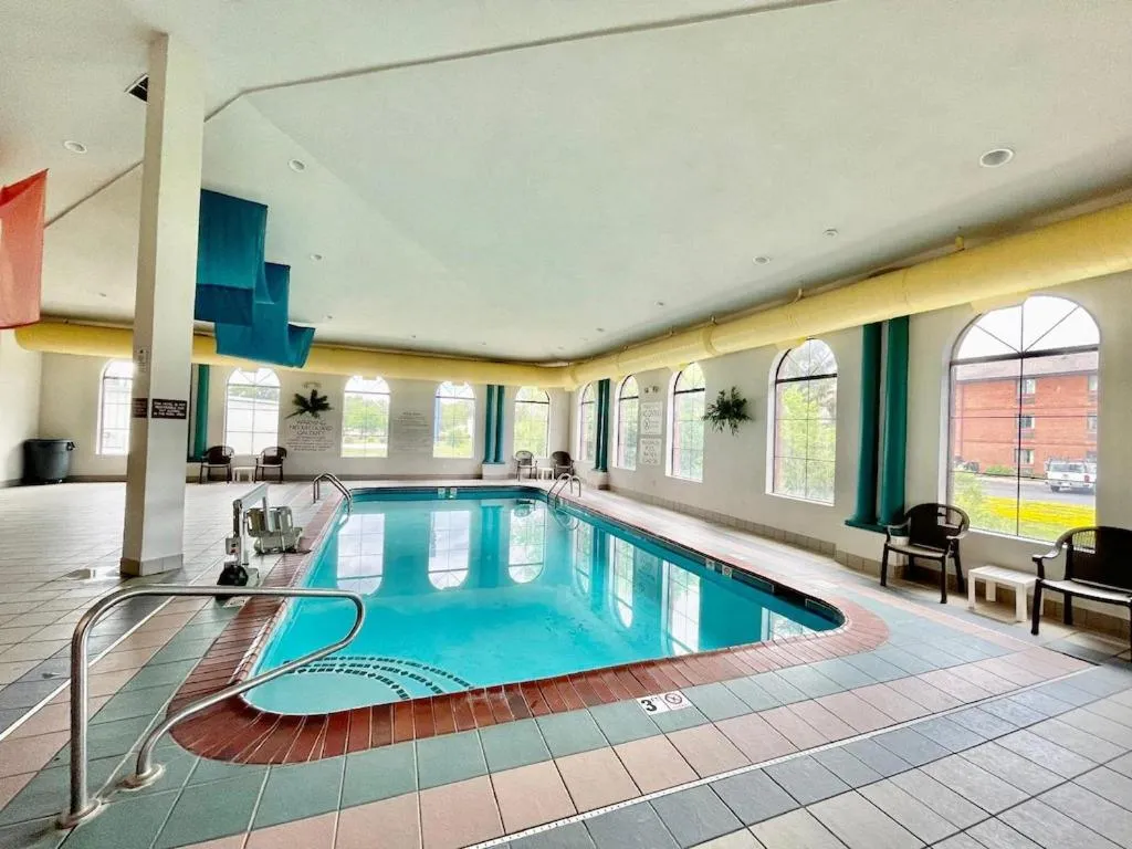Swimming pool in FairBridge Inn & Suites Fort Wayne