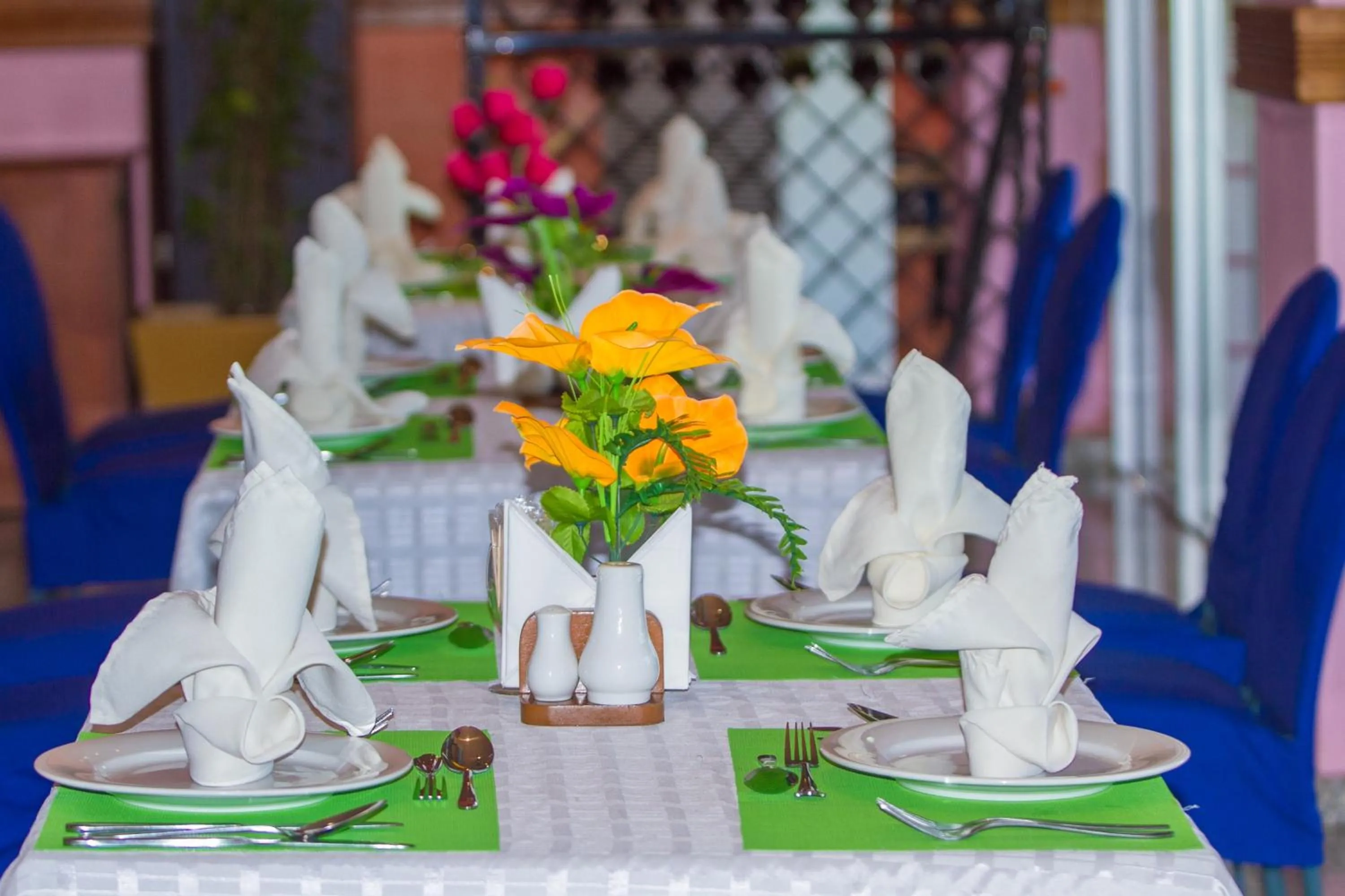 Restaurant/places to eat in Hideaway Hotel