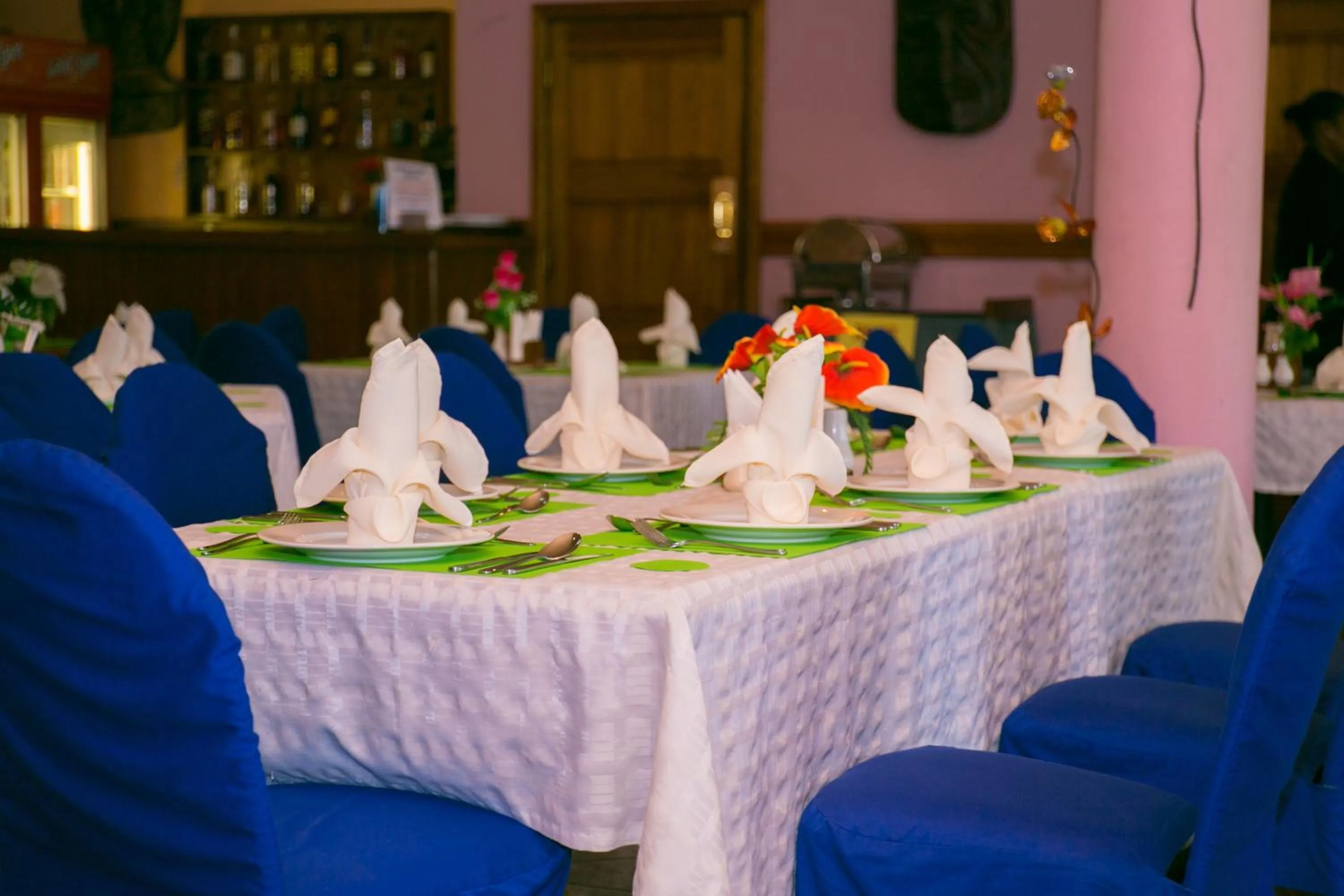 Restaurant/places to eat in Hideaway Hotel