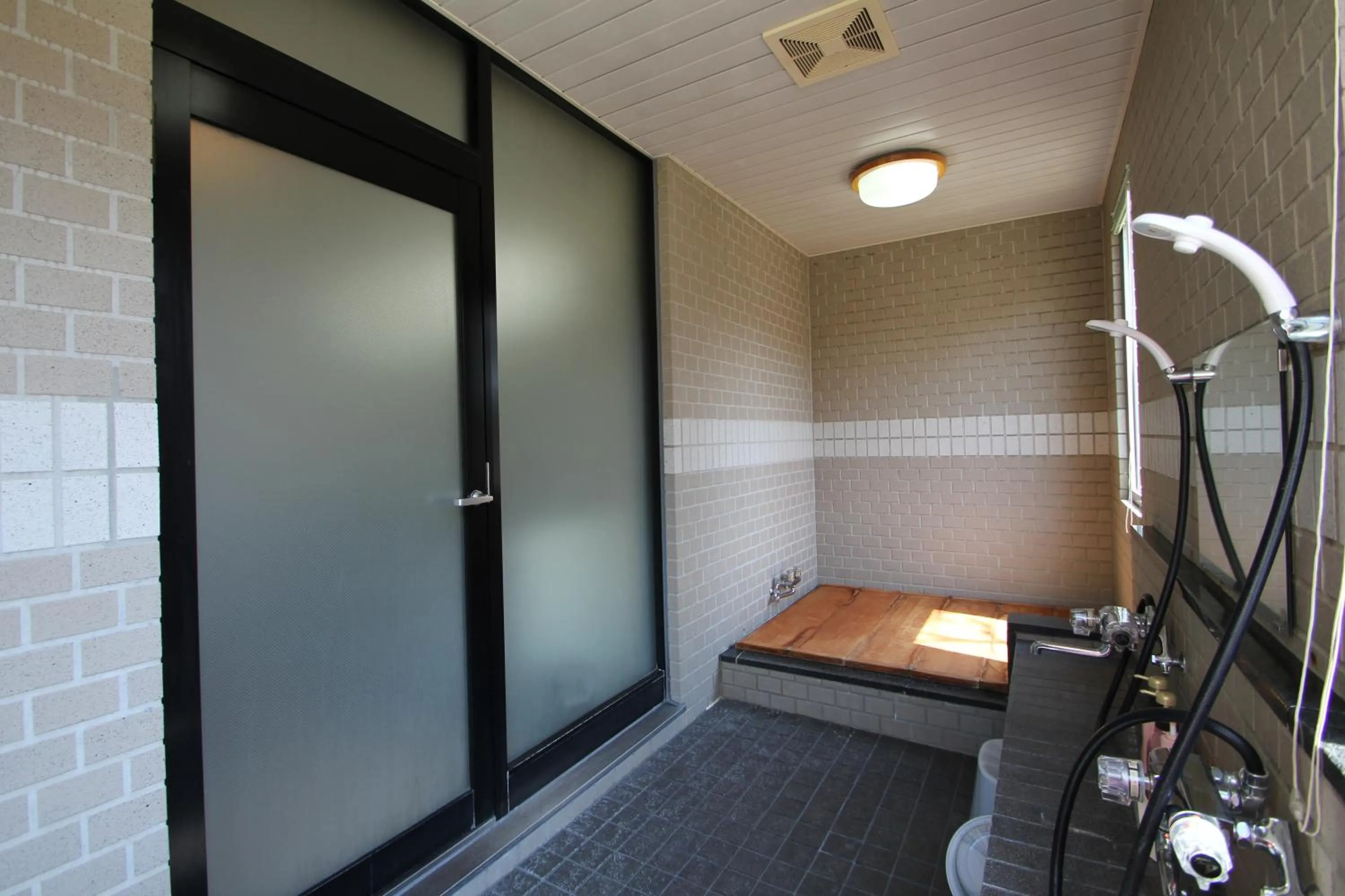 Public Bath, Bed in Appi Life is Beautiful