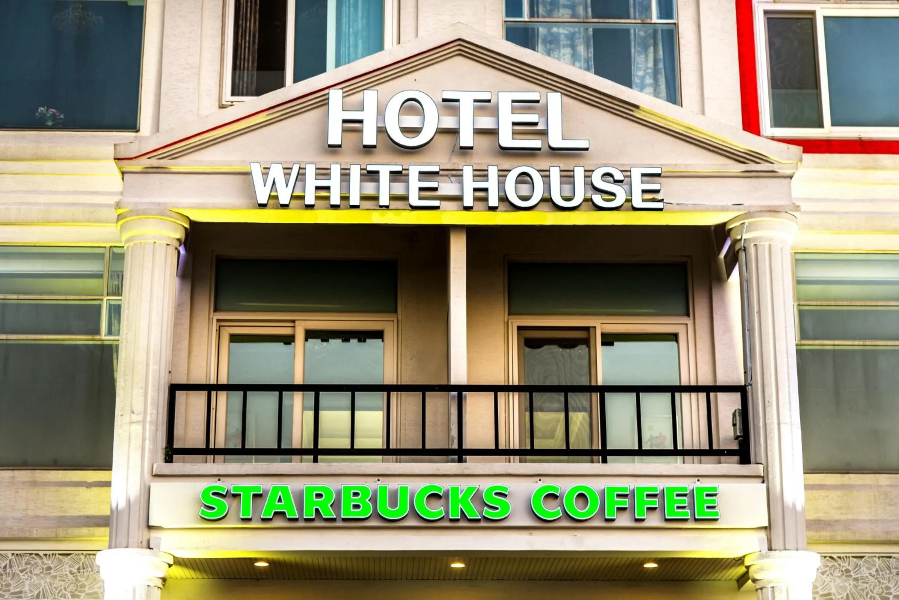 Facade/entrance in Hotel White House