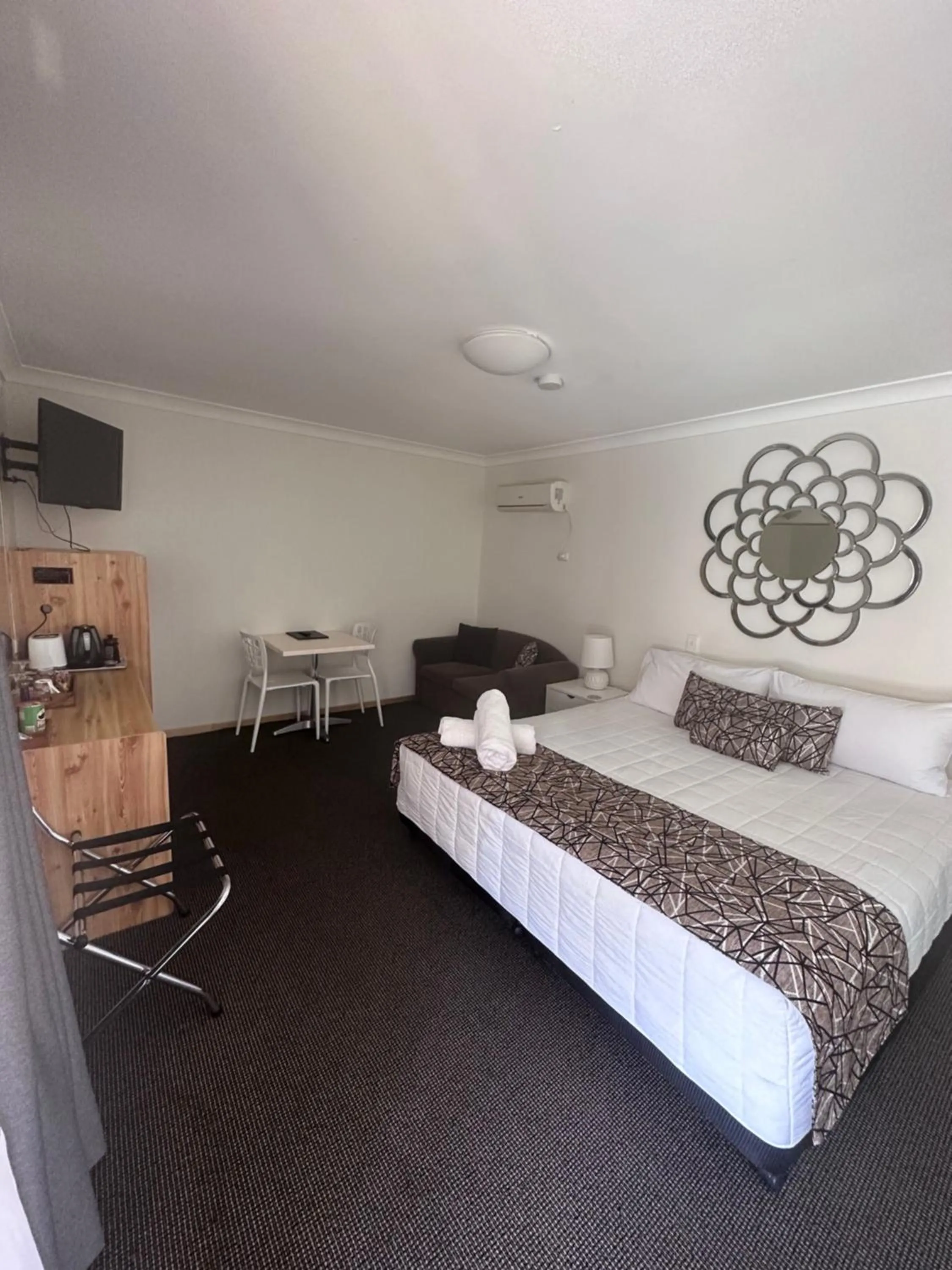 Property building, Bed in Karuah Motor Inn