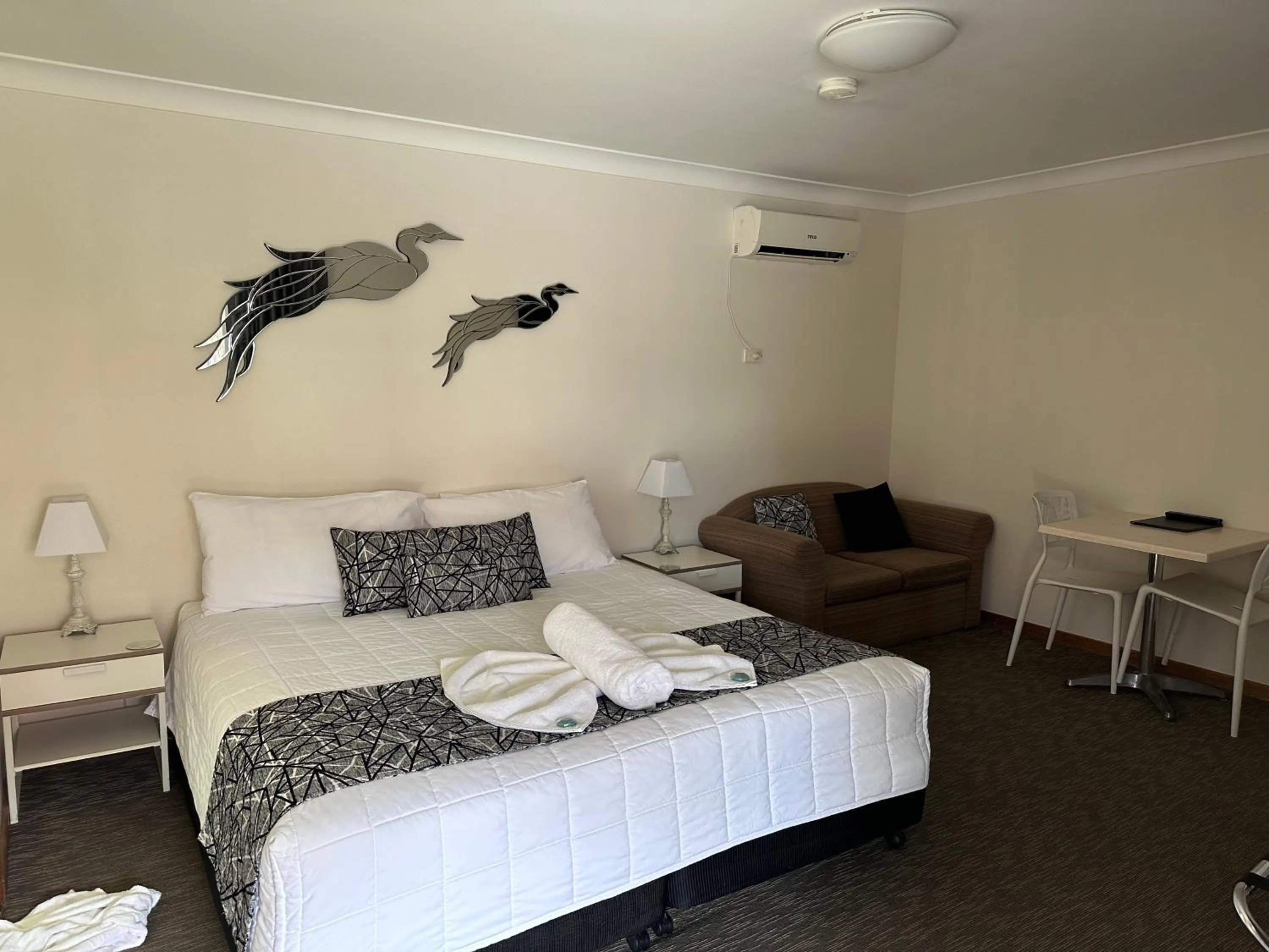 Property building, Bed in Karuah Motor Inn