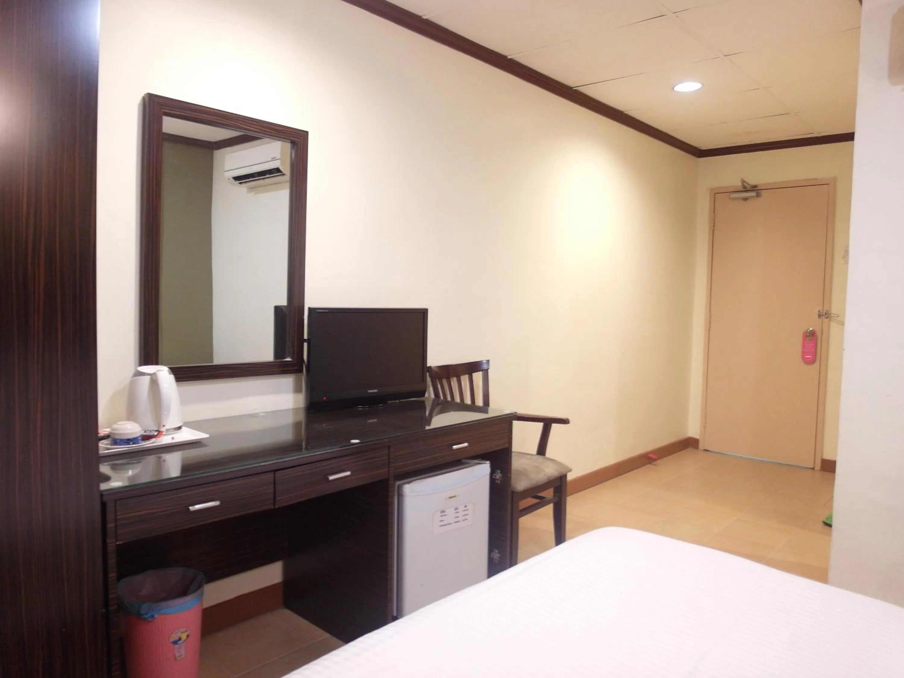 Photo of the whole room, Bed in New City Hotel