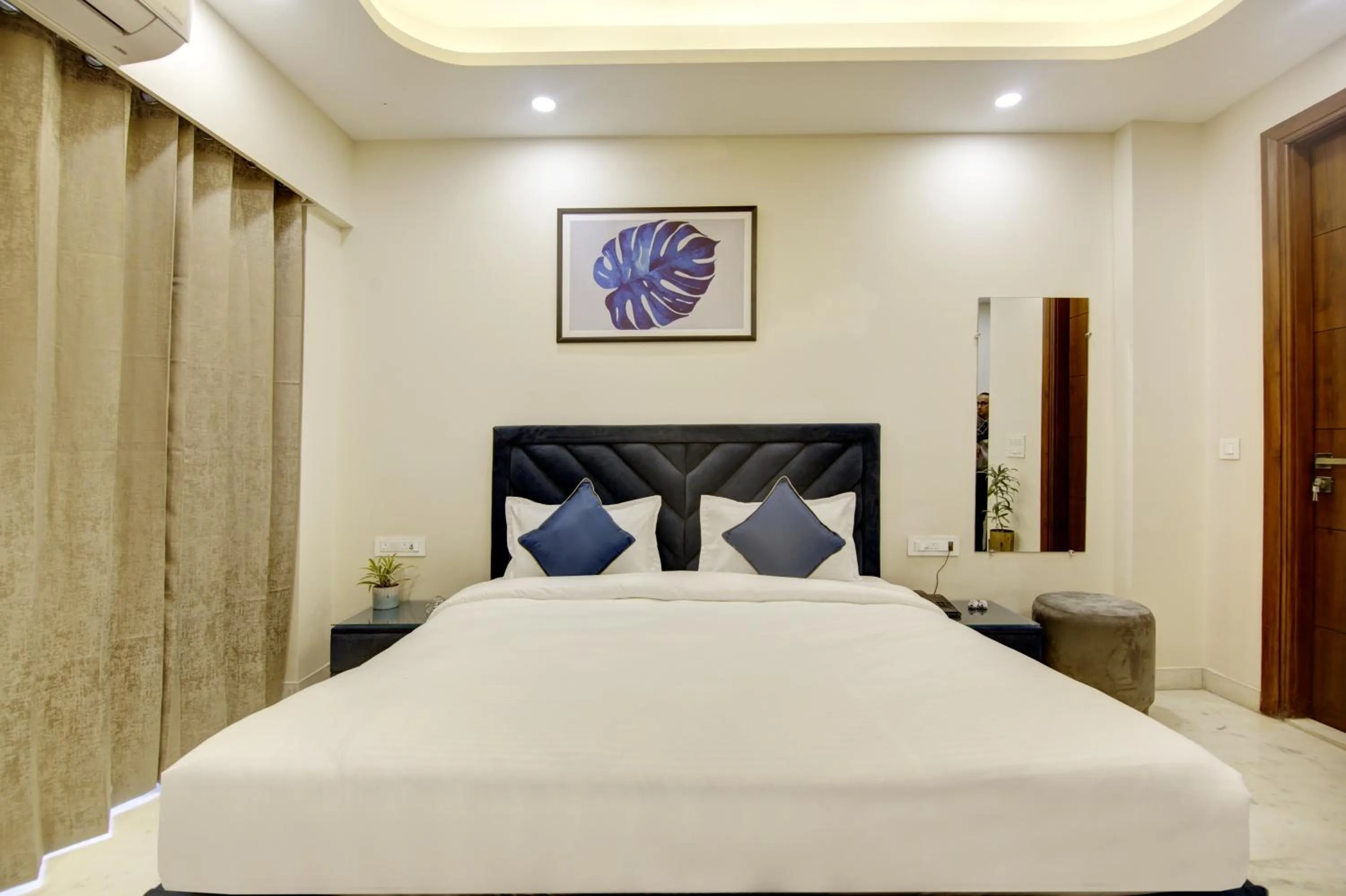 Bed in FlxHo Quad - Luxury Studio Apart Hotel DLF Cyber City
