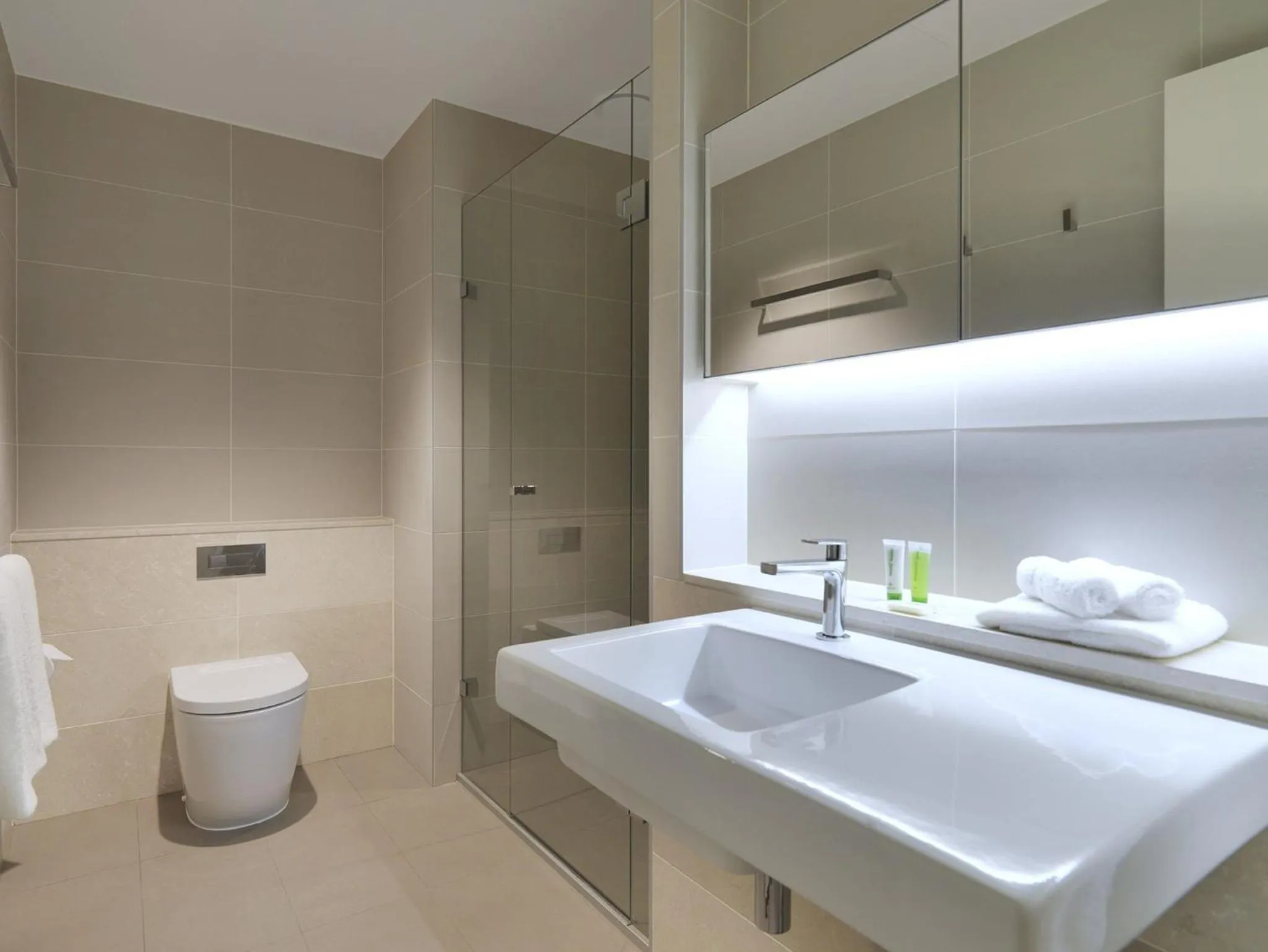 Shower in Wyndham Hotel Melbourne