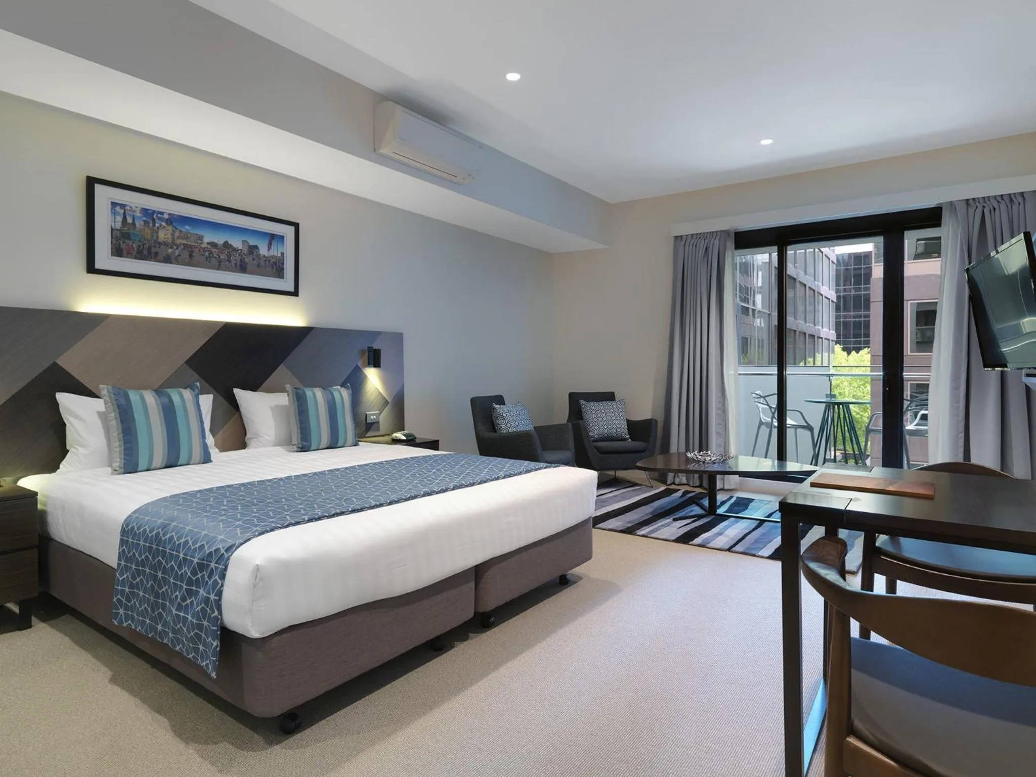 Photo of the whole room, Bed in Wyndham Hotel Melbourne