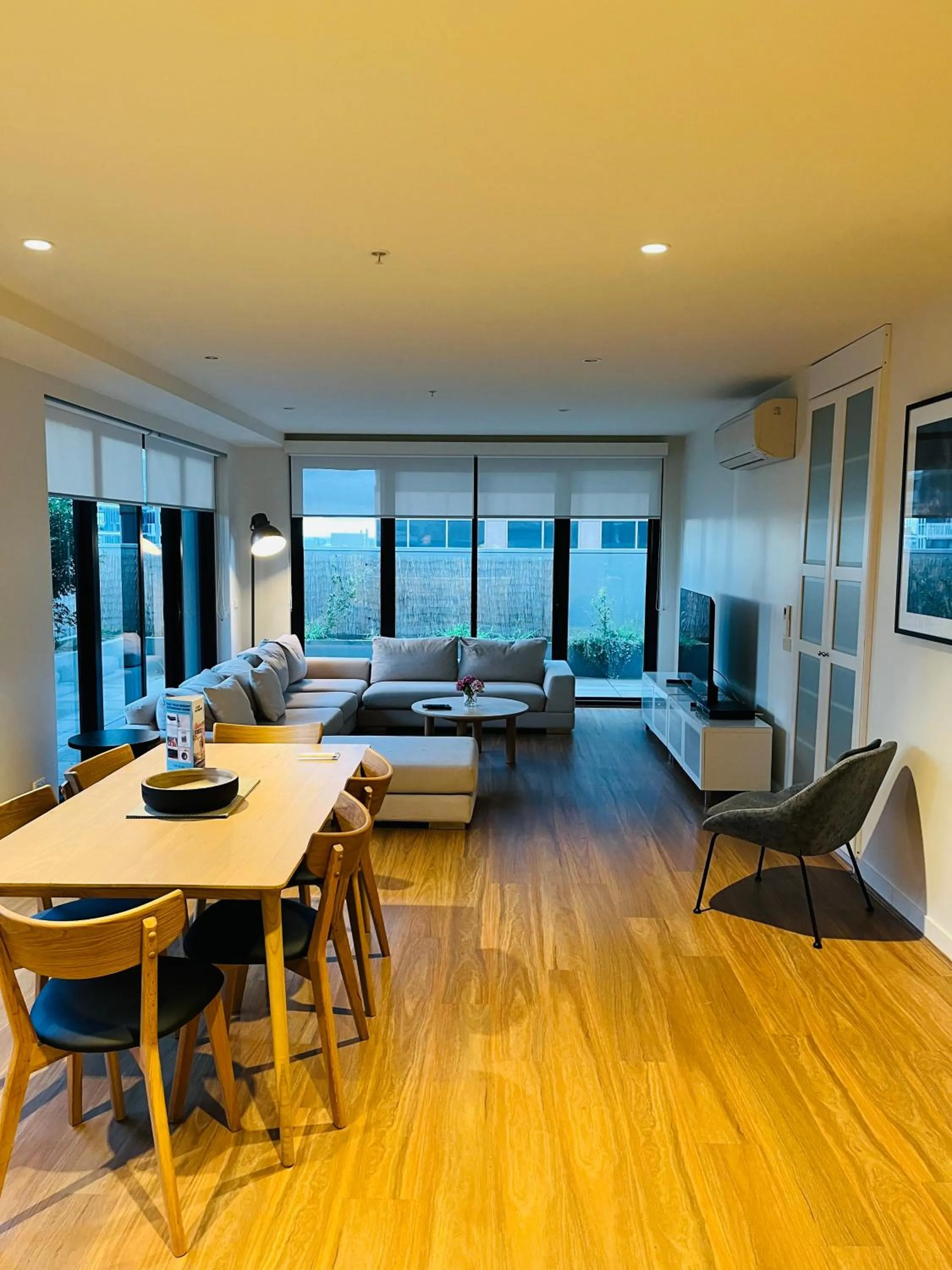 Living room in Wyndham Hotel Melbourne