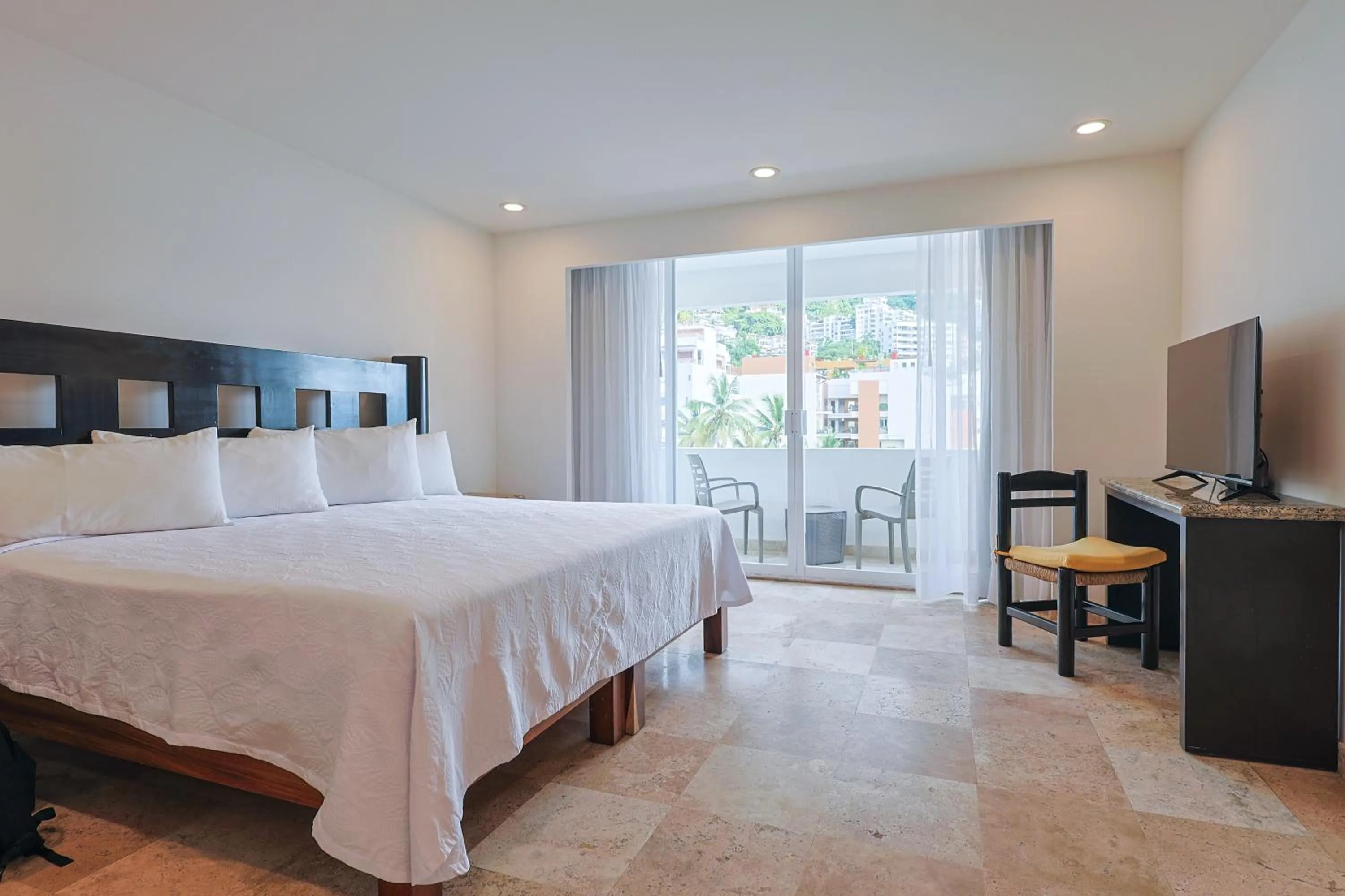 Bedroom, Bed in Hotel Delfín Vista Pier Beach Front