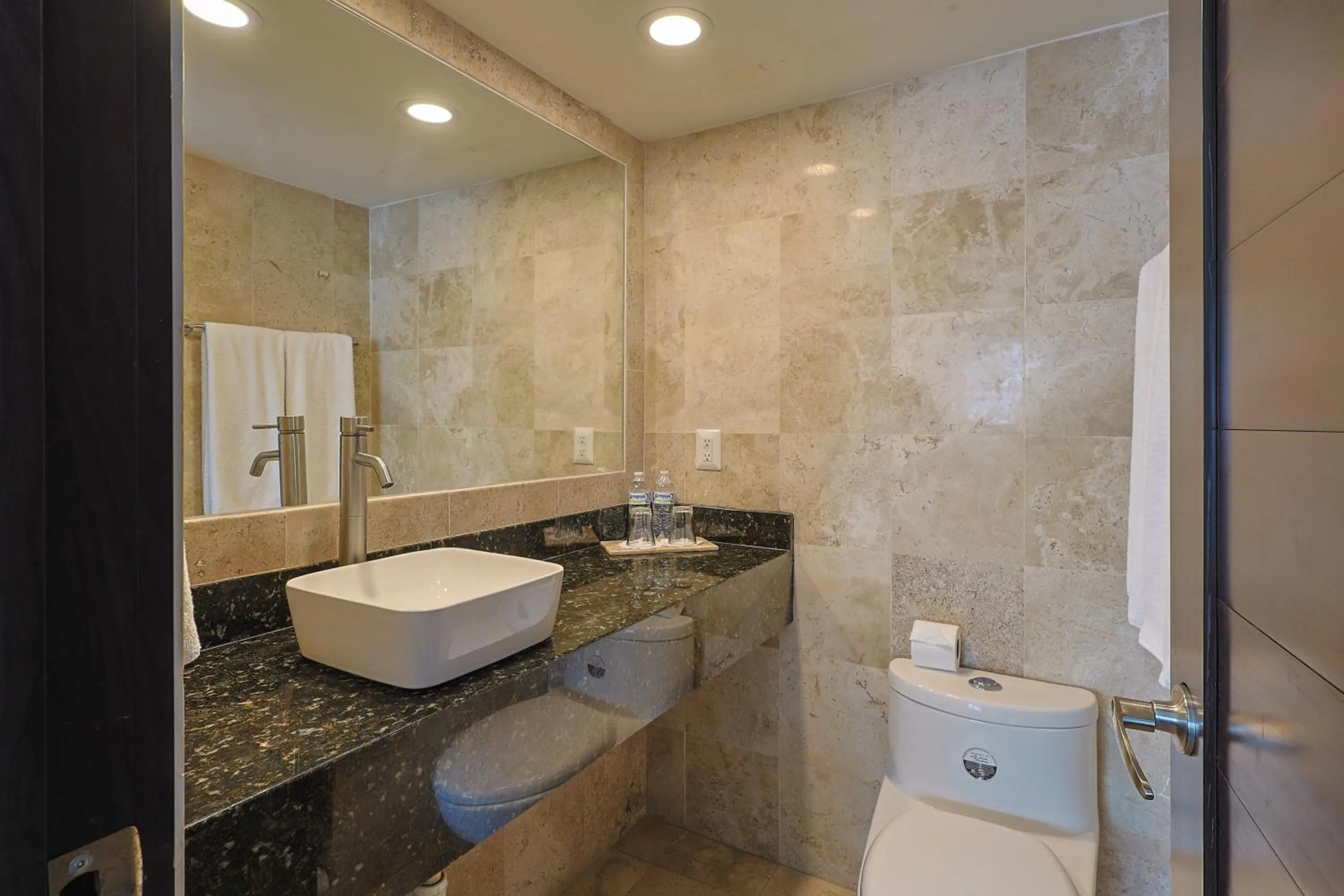 Bathroom in Hotel Delfín Vista Pier Beach Front