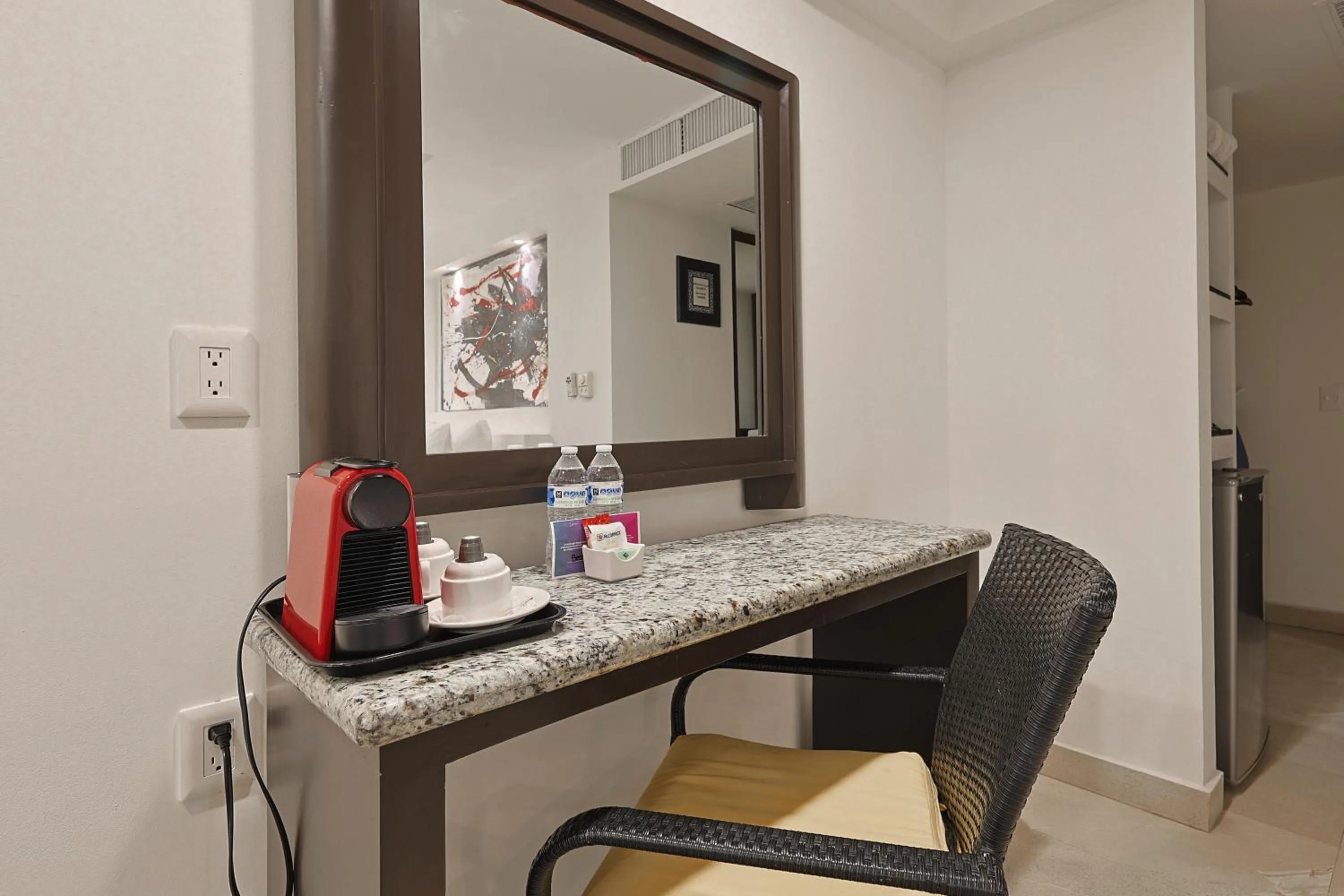 Coffee/tea facilities in Hotel Delfín Vista Pier Beach Front