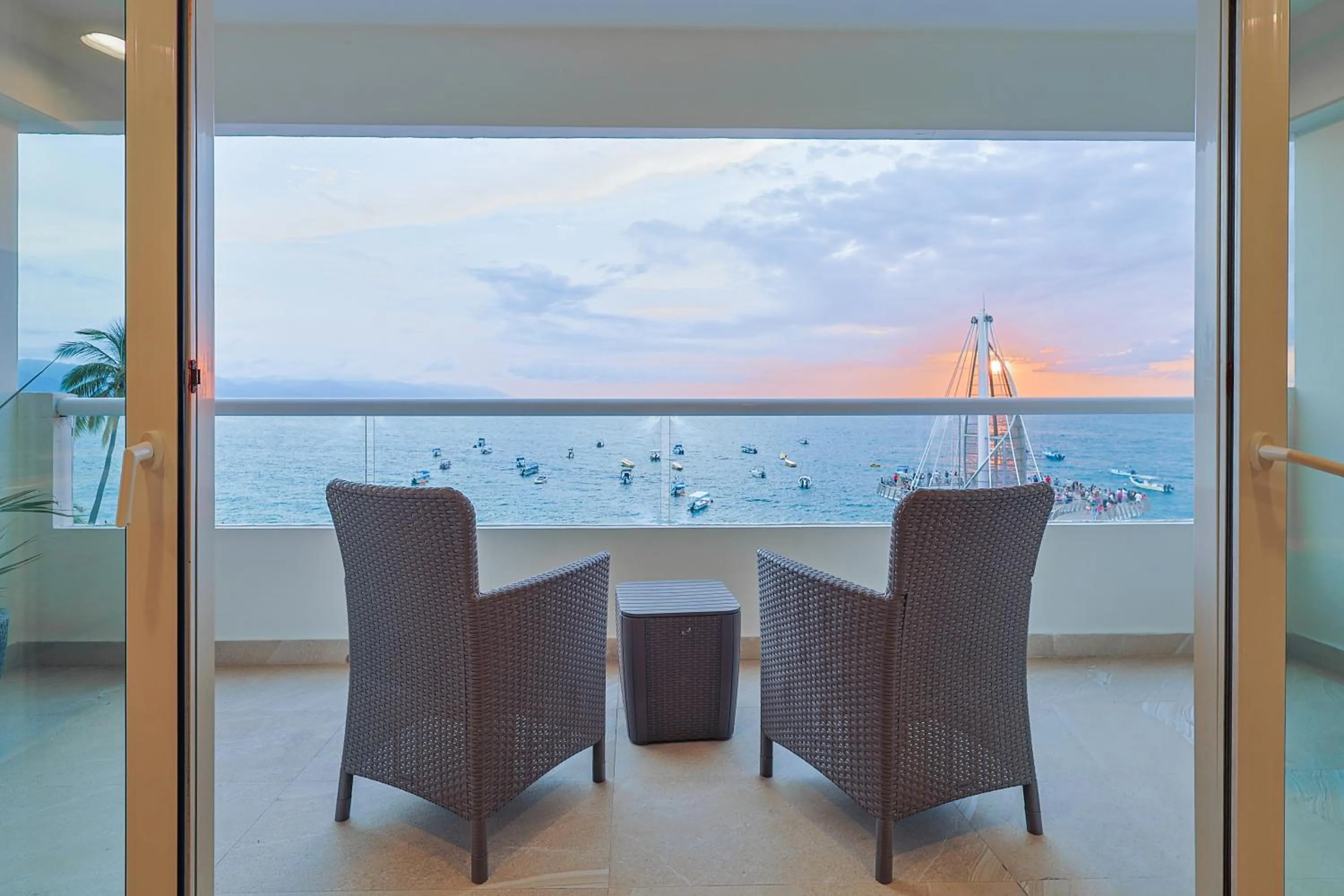 Sea view in Hotel Delfín Vista Pier Beach Front