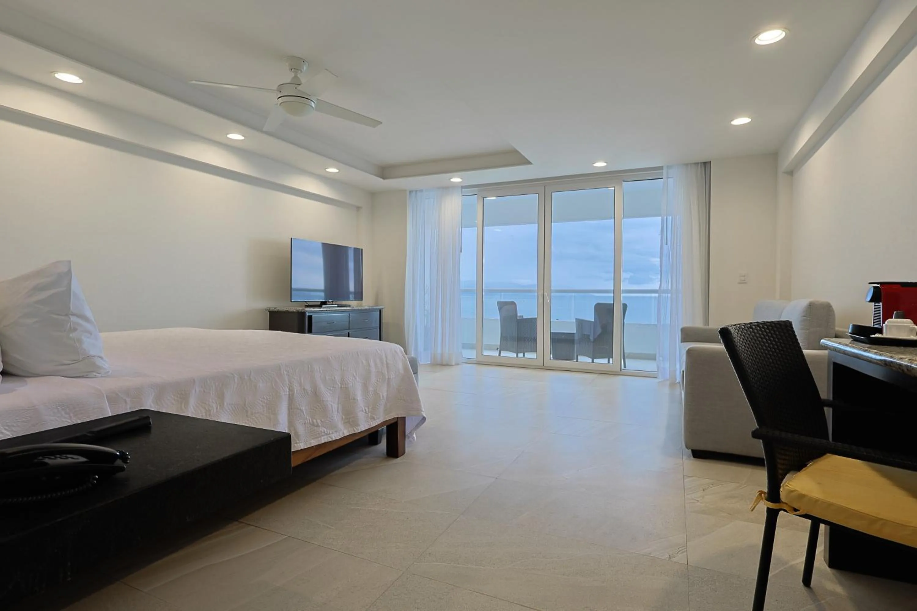 Photo of the whole room, Bed in Hotel Delfín Vista Pier Beach Front