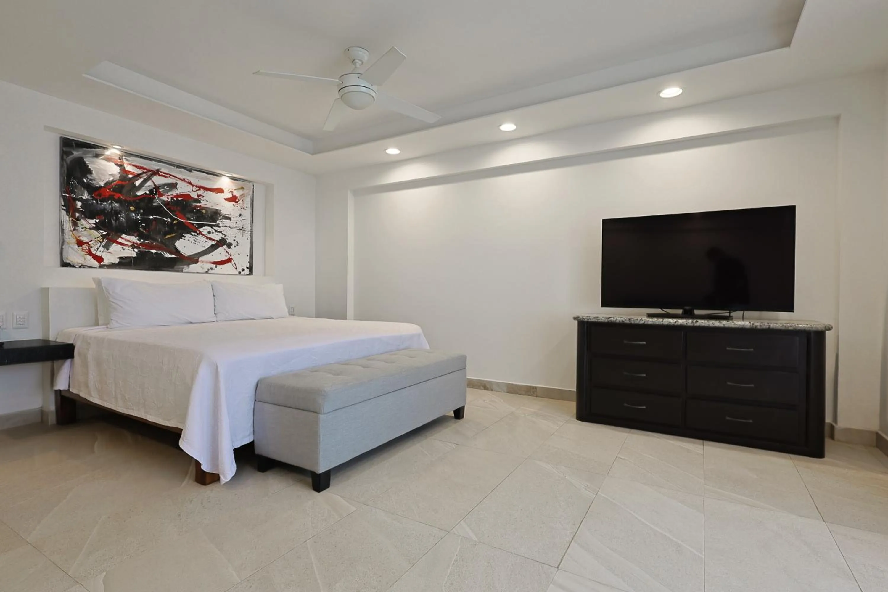 Photo of the whole room, Bed in Hotel Delfín Vista Pier Beach Front