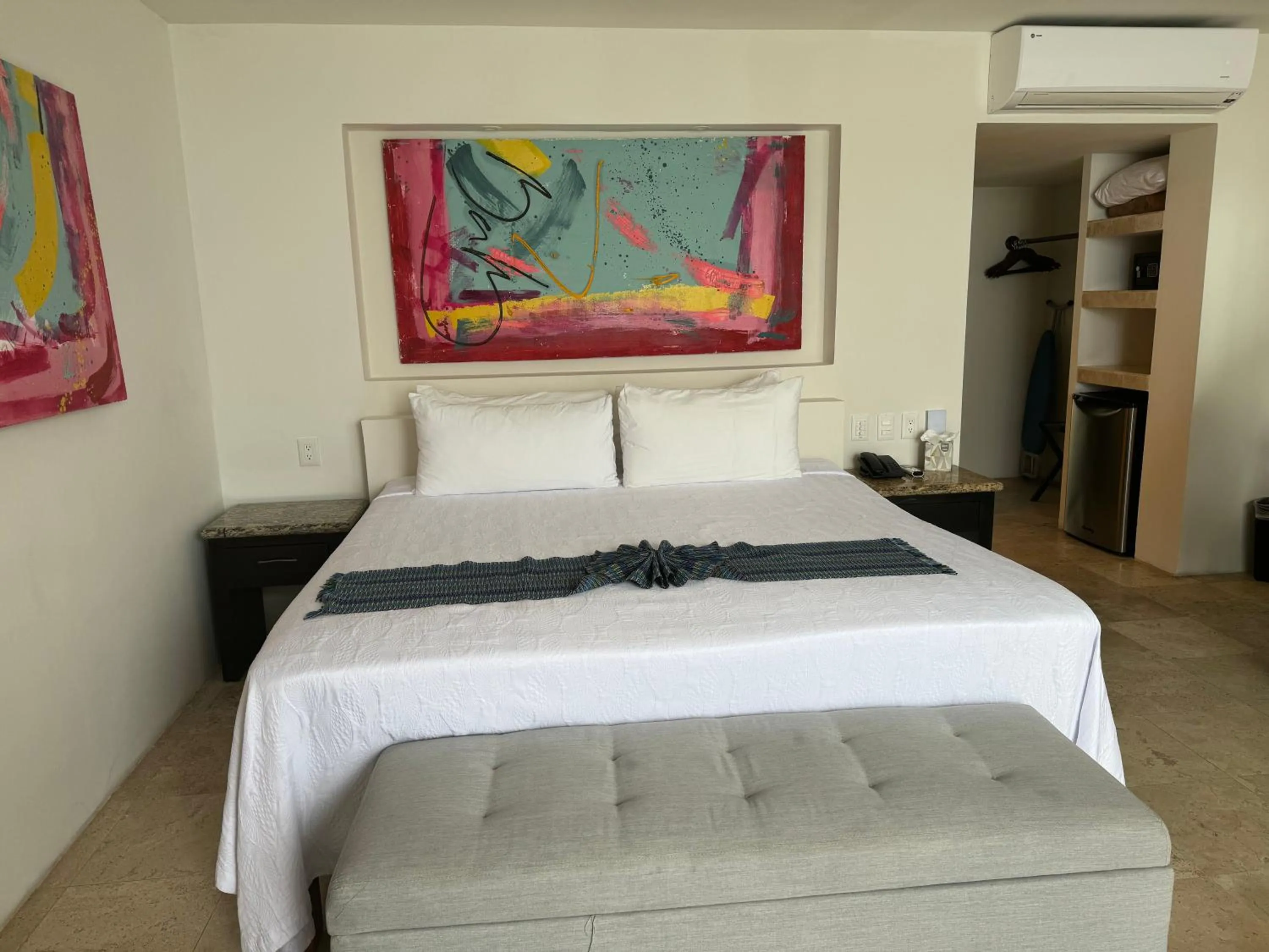 Bedroom, Bed in Hotel Delfín Vista Pier Beach Front