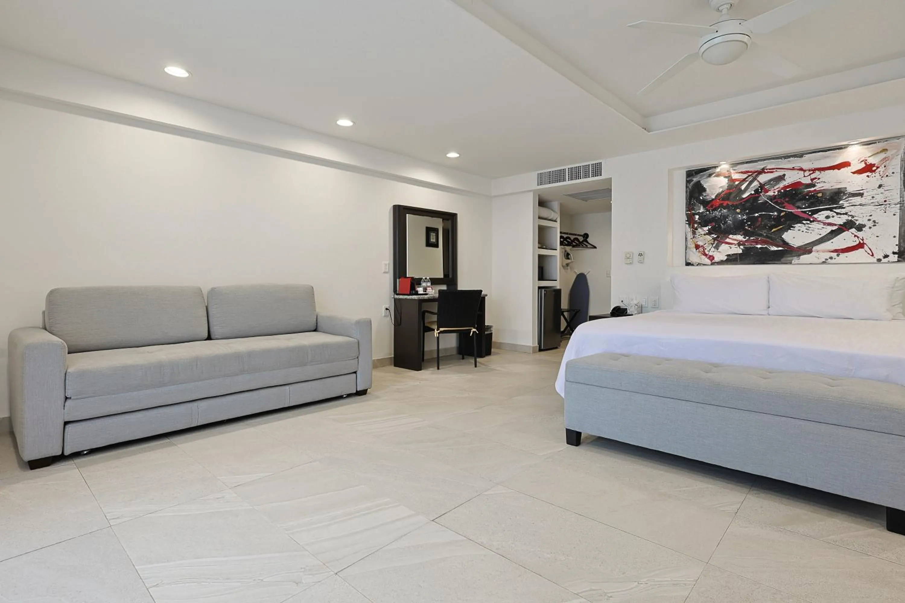 Seating area, Bed in Hotel Delfín Vista Pier Beach Front
